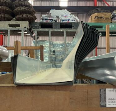 รางน้ำสังกะสี 6" ท่อนกลาง ( 8 ฟุต )