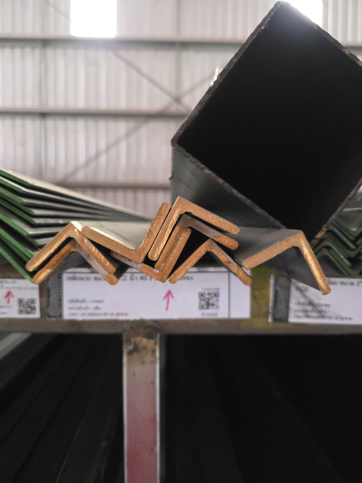 เหล็กฉาก ขนาด 1.1/2 นิ้ว 40 x 6.0 มม. สีทอง