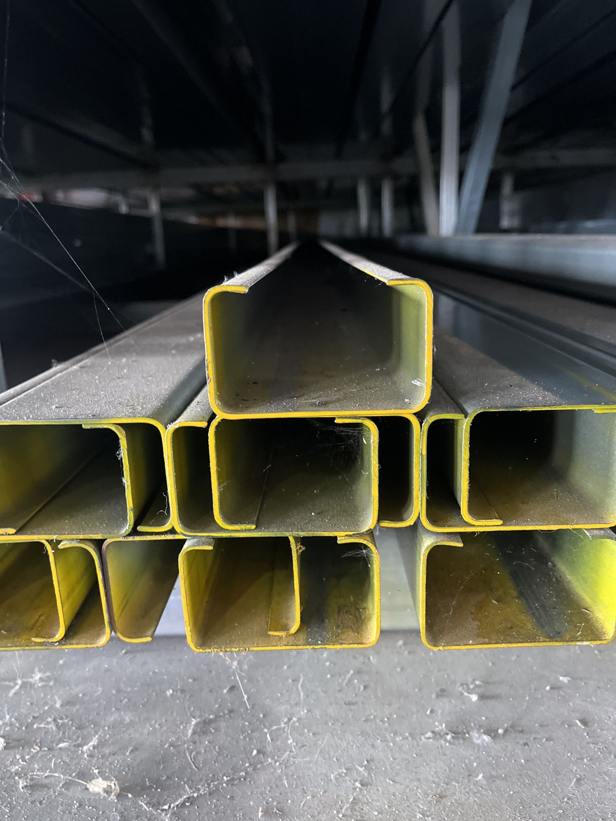 เหล็กตัวซี GI ขนาด 3*1.1/2 นิ้ว 1.2 [กัลวาไนซ์ชุบแข็ง] (9.34Kg.) สีเหลือง