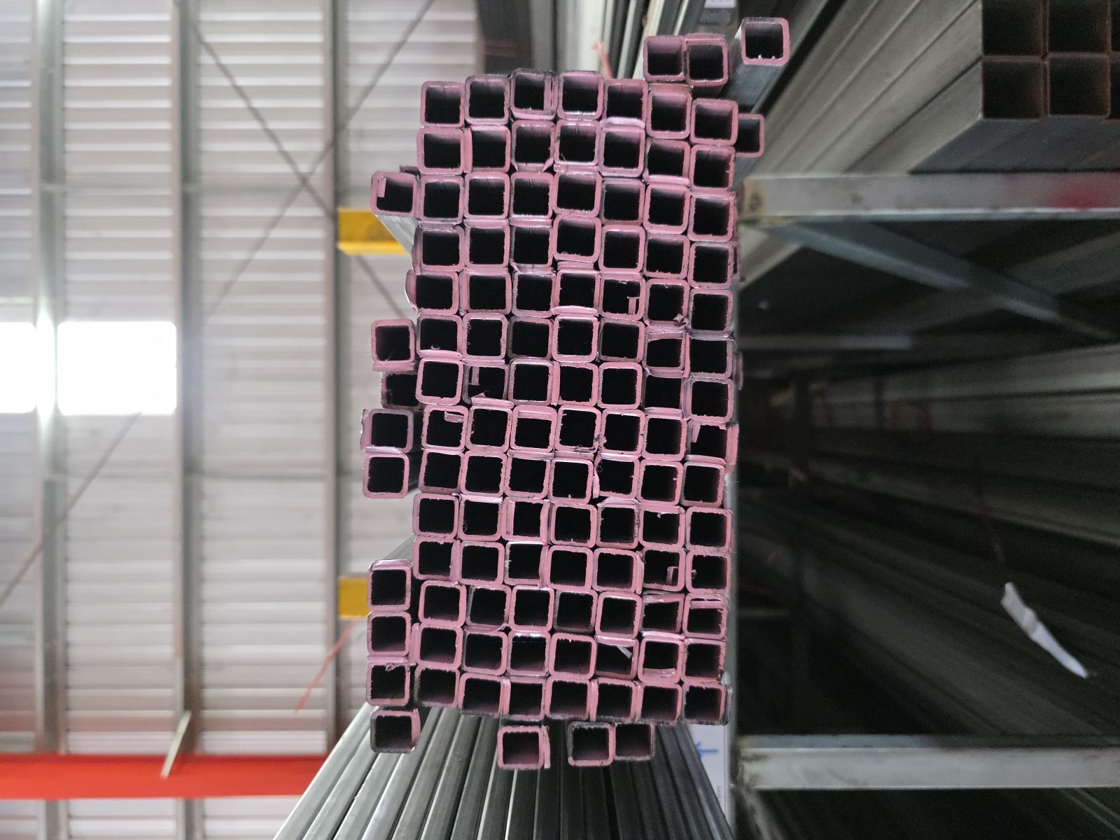 เหล็กแป๊ปเหลี่ยม GI ขนาด 3/4*3/4 นิ้ว 1.5 มิล (4.12 KG)  [กัลวาไนซ์] สีชมพู