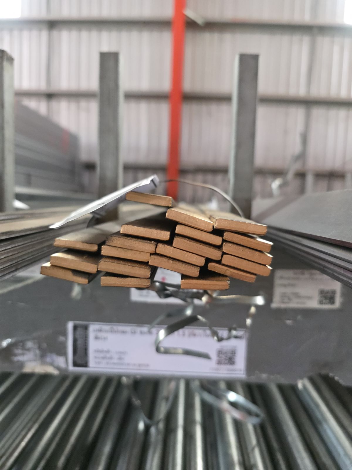 เหล็กแบน ขนาด 1 นิ้ว(25mm) 6.0 มิล 6.88kg  สีทอง