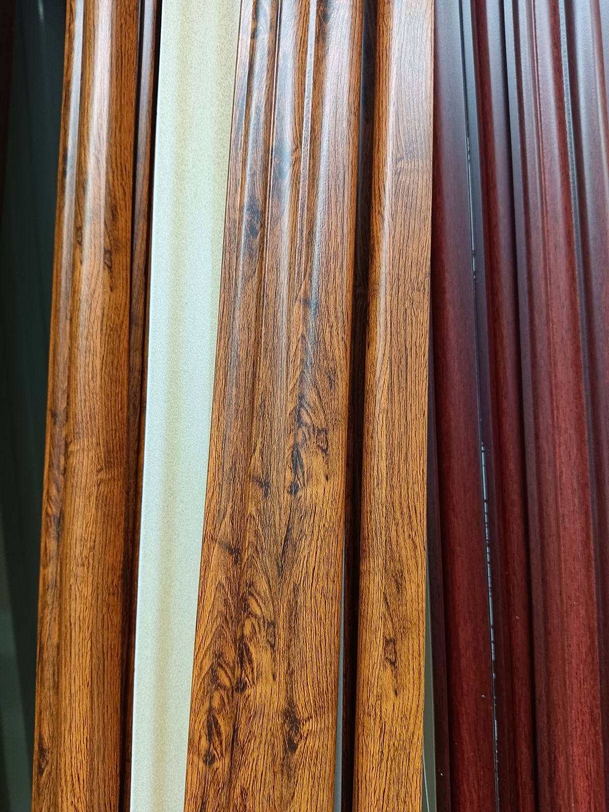 ไม้บัวบนสามเหลี่ยม PH Wood ลายไม้มะค่า PH308-5