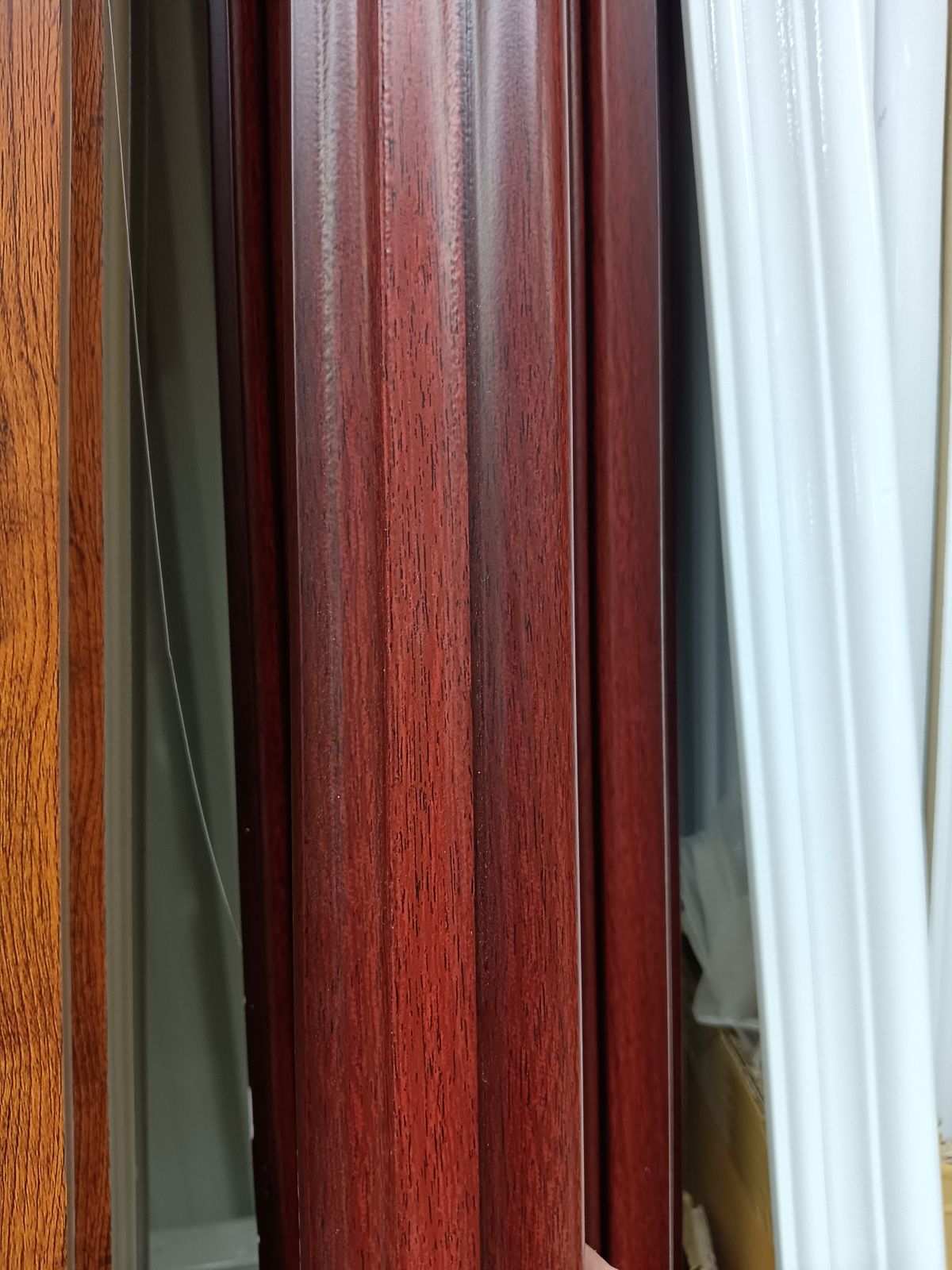 ไม้บัวบนสามเหลี่ยม PH Wood ลายไม้แดง PH308-4