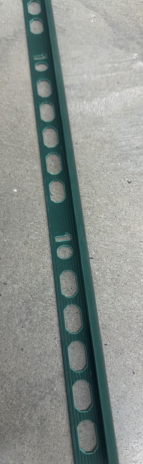 คิ้วกระเบื้อง สีเขียวแก่