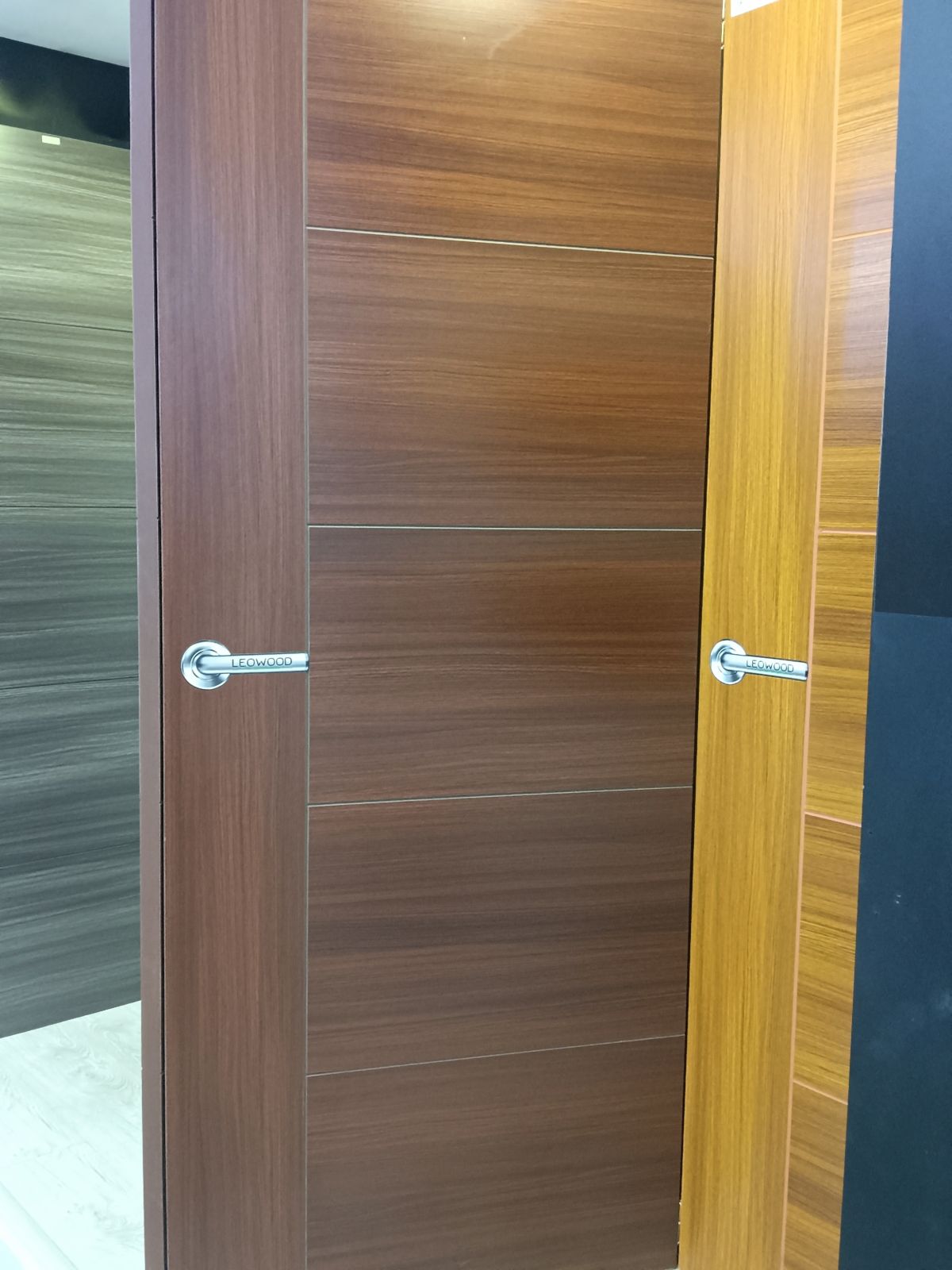 ประตูไม้เมลามีน LEOWOOD รุ่น IP4038 ขนาด 80*200 ซม. สีมาฮอกกานี