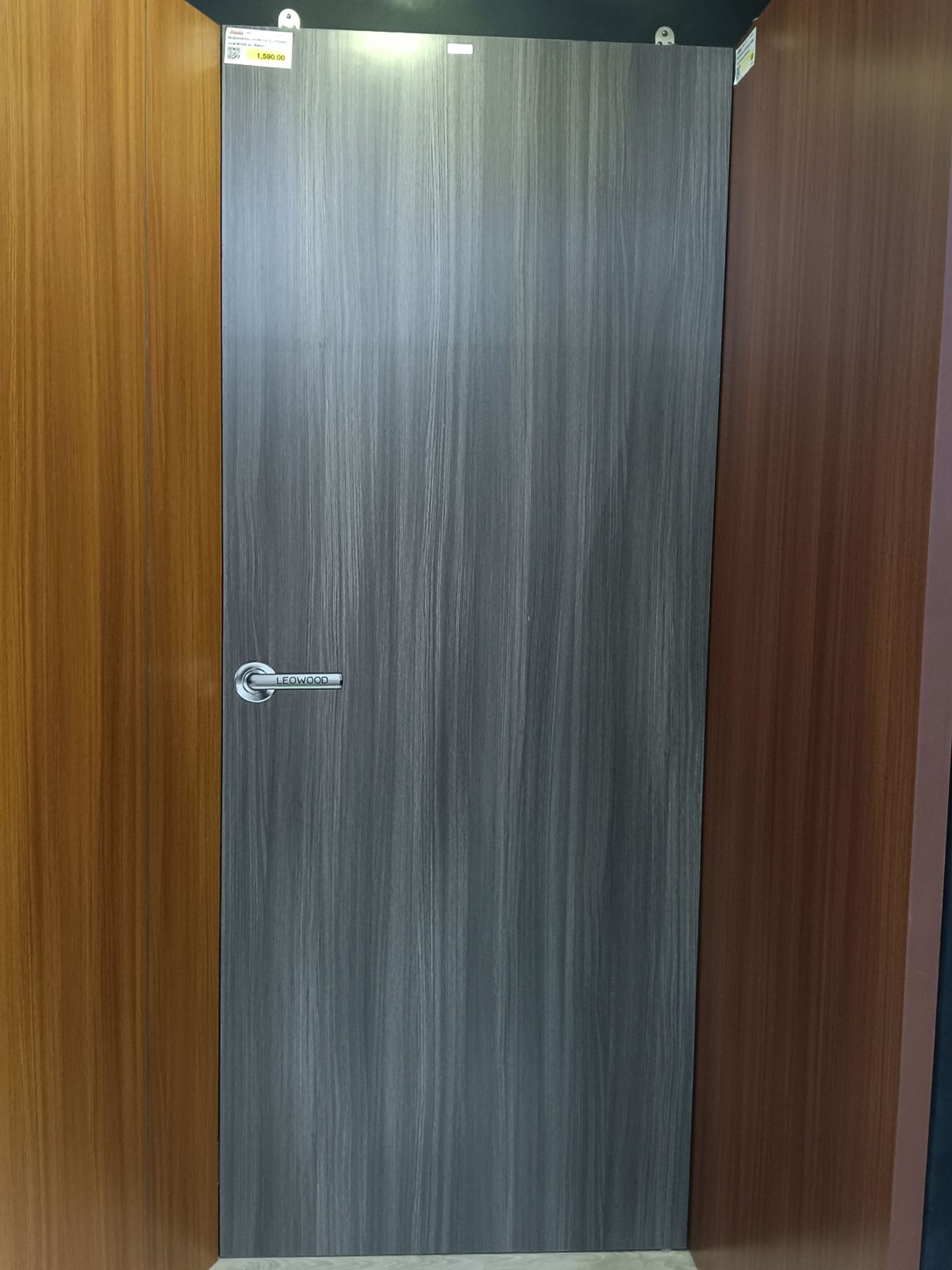 ประตูไม้เมลามีน LEOWOOD รุ่น IP5068A ขนาด 80*200 ซม. สีโอ๊คเทา