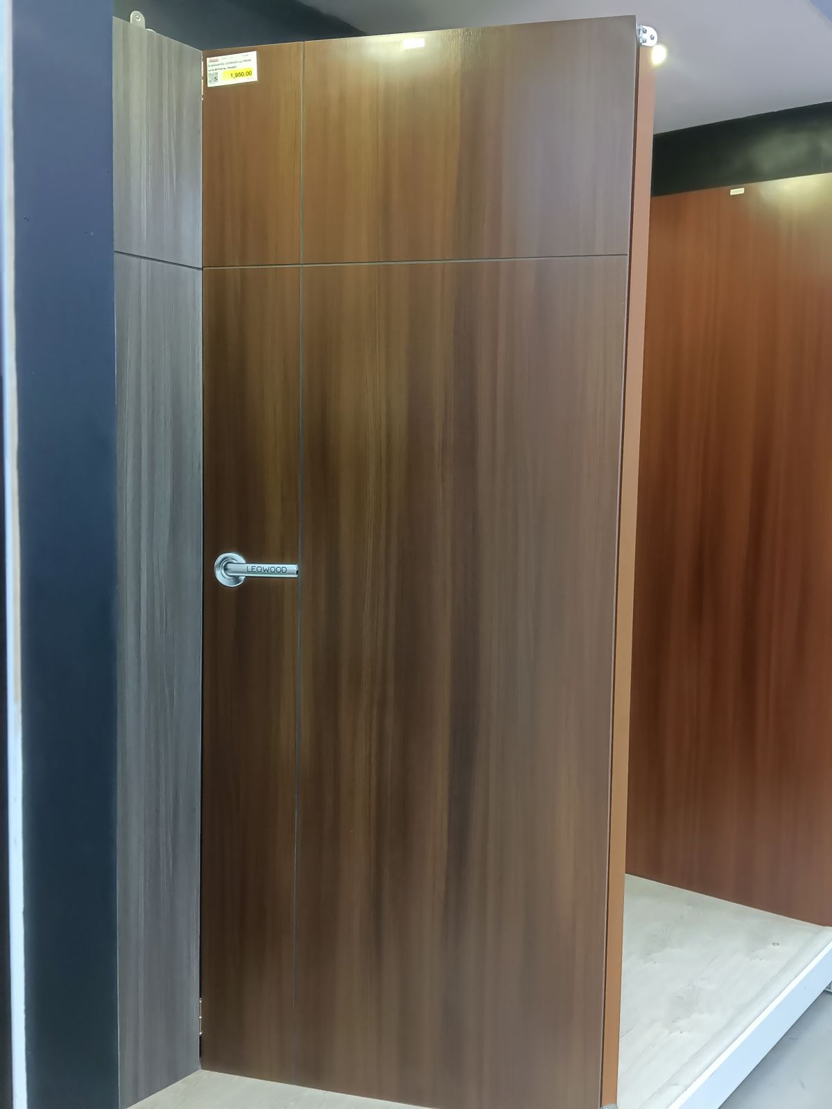 ประตูไม้เมลามีน LEOWOOD รุ่น IP6348 ขนาด 80*200 ซม. สีวอลนัท