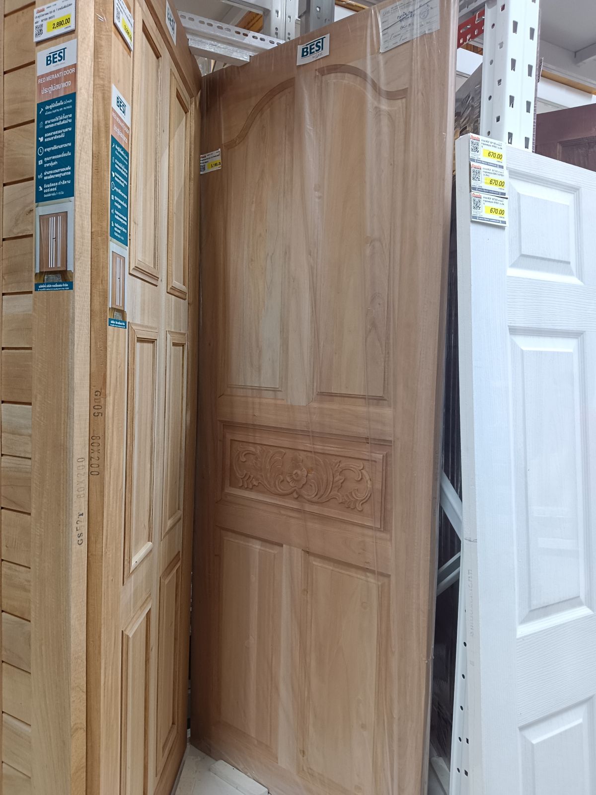 ประตูไม้สยาแดง GC-52 ลายแกะสลัก"  80*200 (BEST)