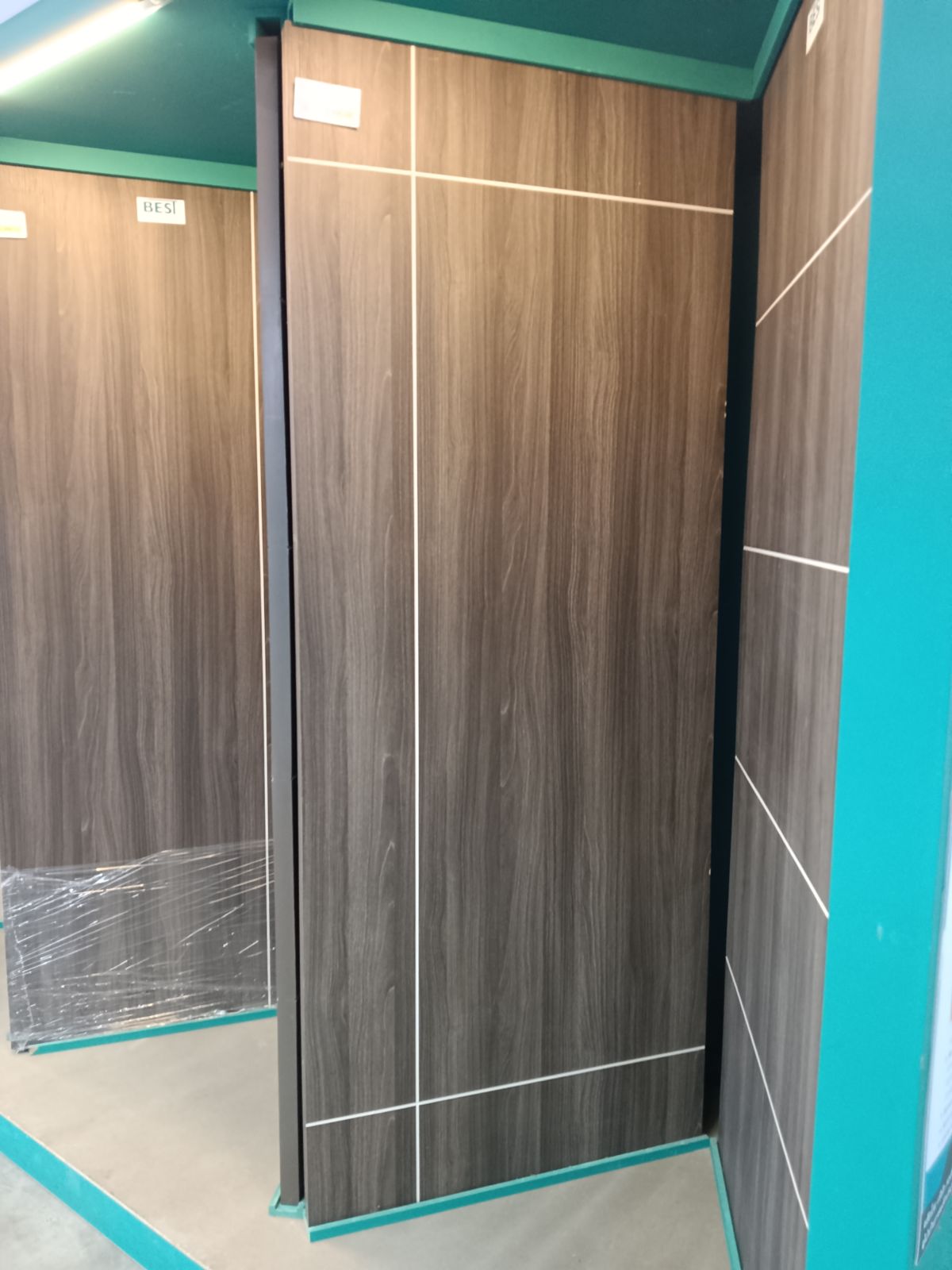 ประตูเมลามิน V05-GM03 สีโอ๊ค"  80*200 (BEST)