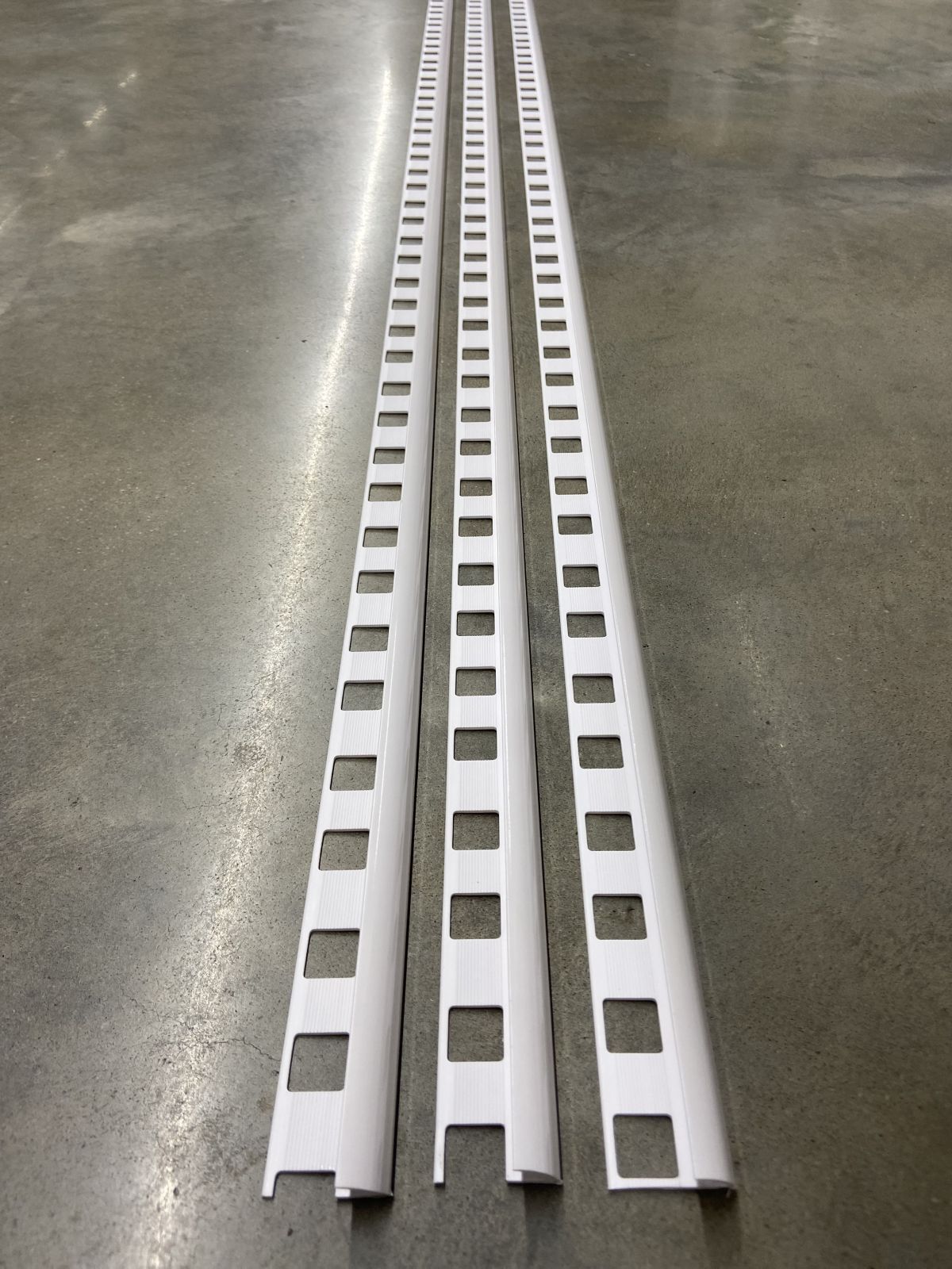 คิ้วกระเบื้อง PVC เคลือบเงา PF-185 สีขาว 111 WT