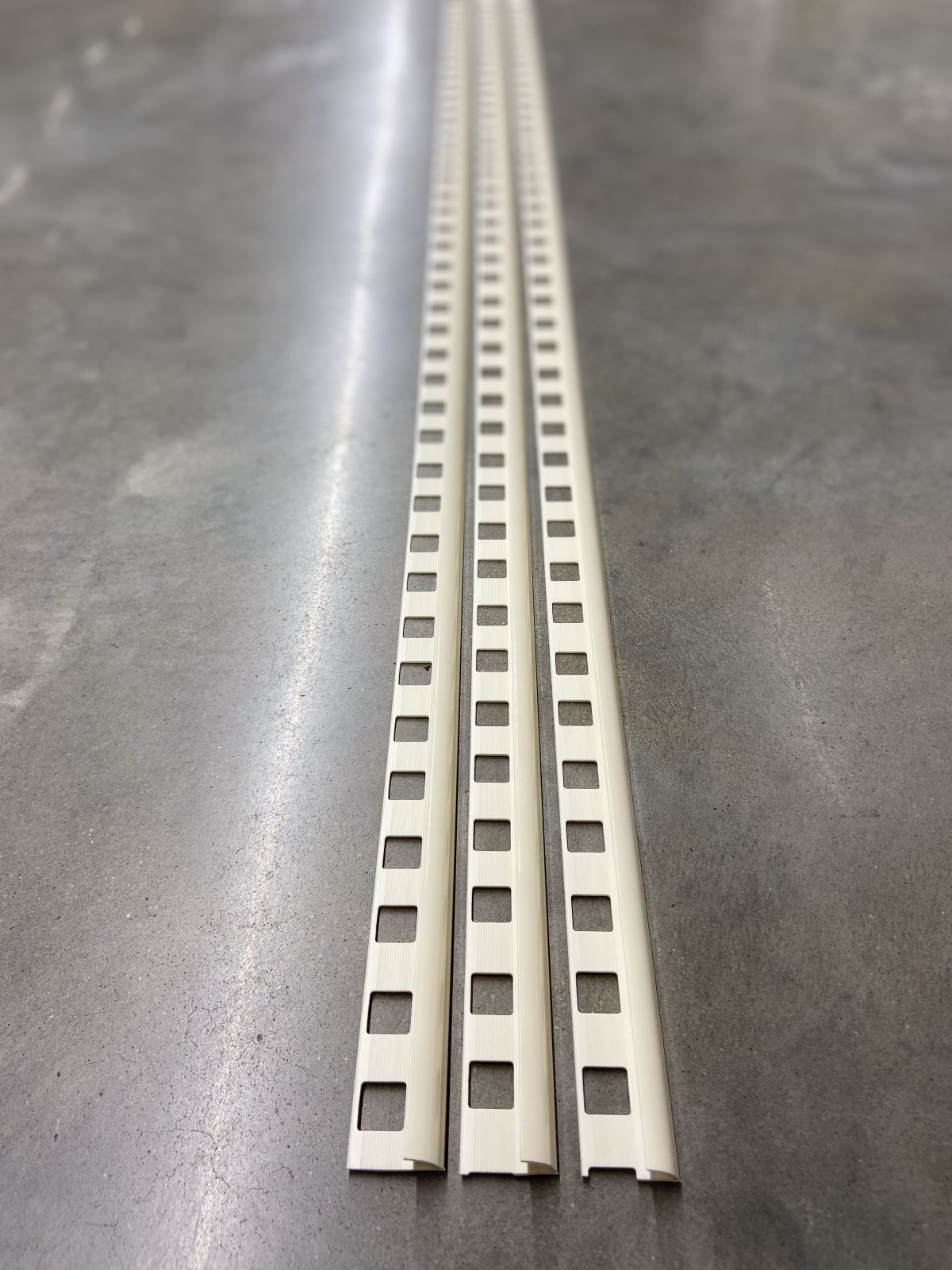 คิ้วกระเบื้อง PVC เคลือบเงา PF-185 สีครีม 201 WT