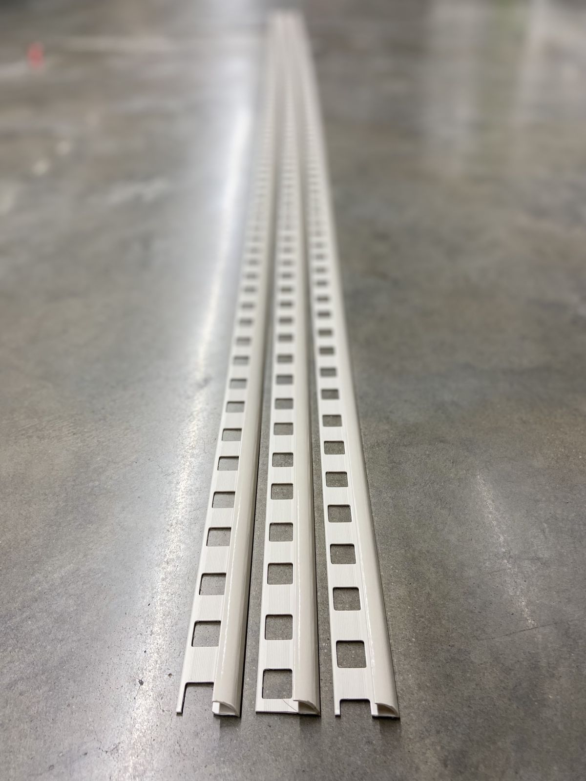 คิ้วกระเบื้อง PVC เคลือบเงา PF-185 สีโอวัลติน 211 WT