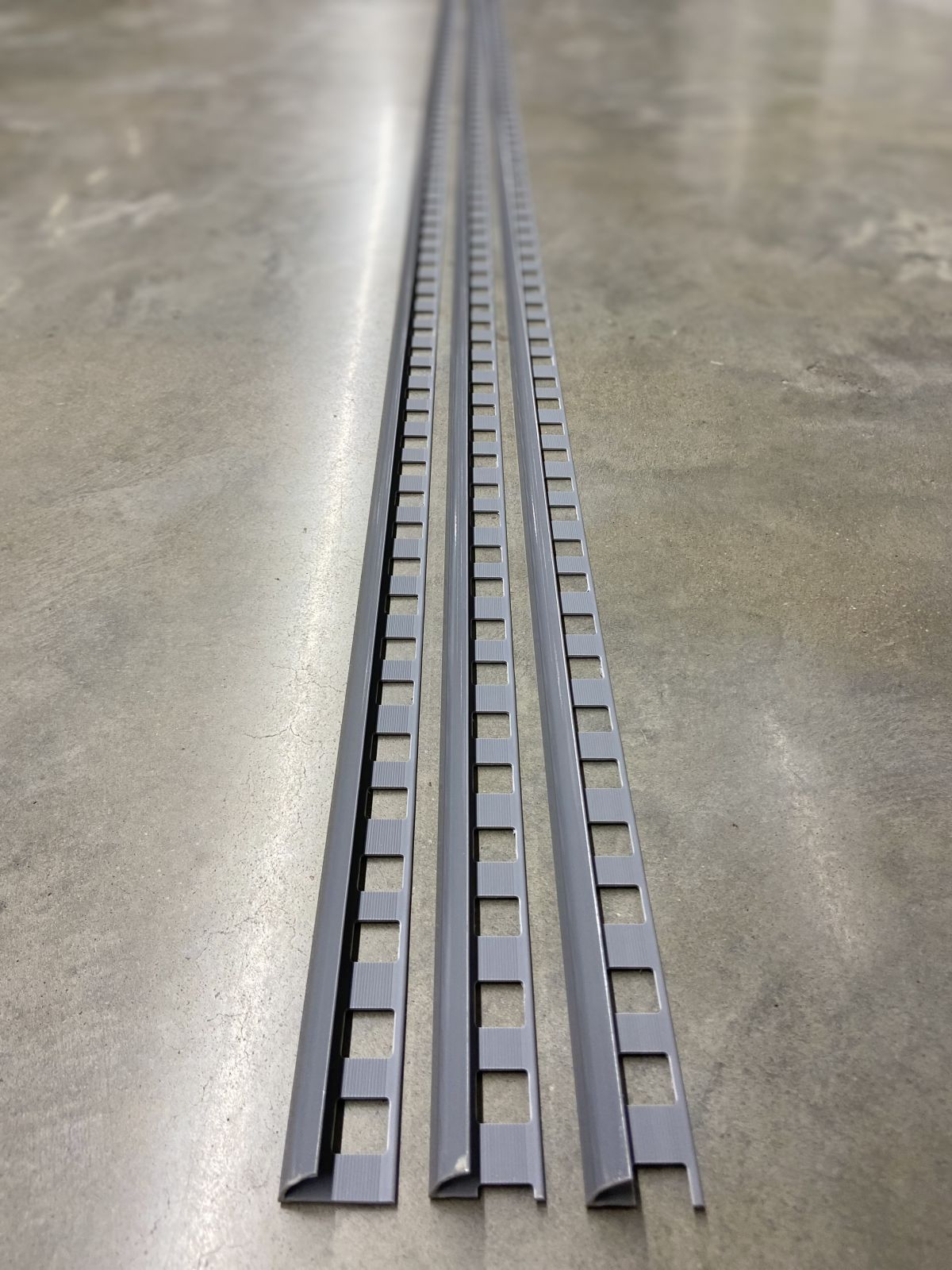 คิ้วกระเบื้อง PVC เคลือบเงา PF-185 สีเทาเข้ม 841 WT