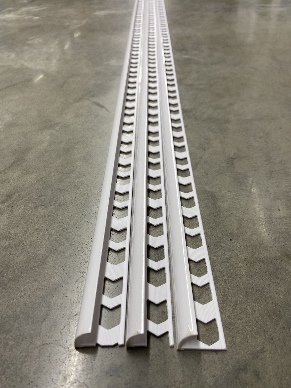 คิ้วแกรนิตโต้ PVC เคลือบเงา PF-183 สีขาว 111 WT