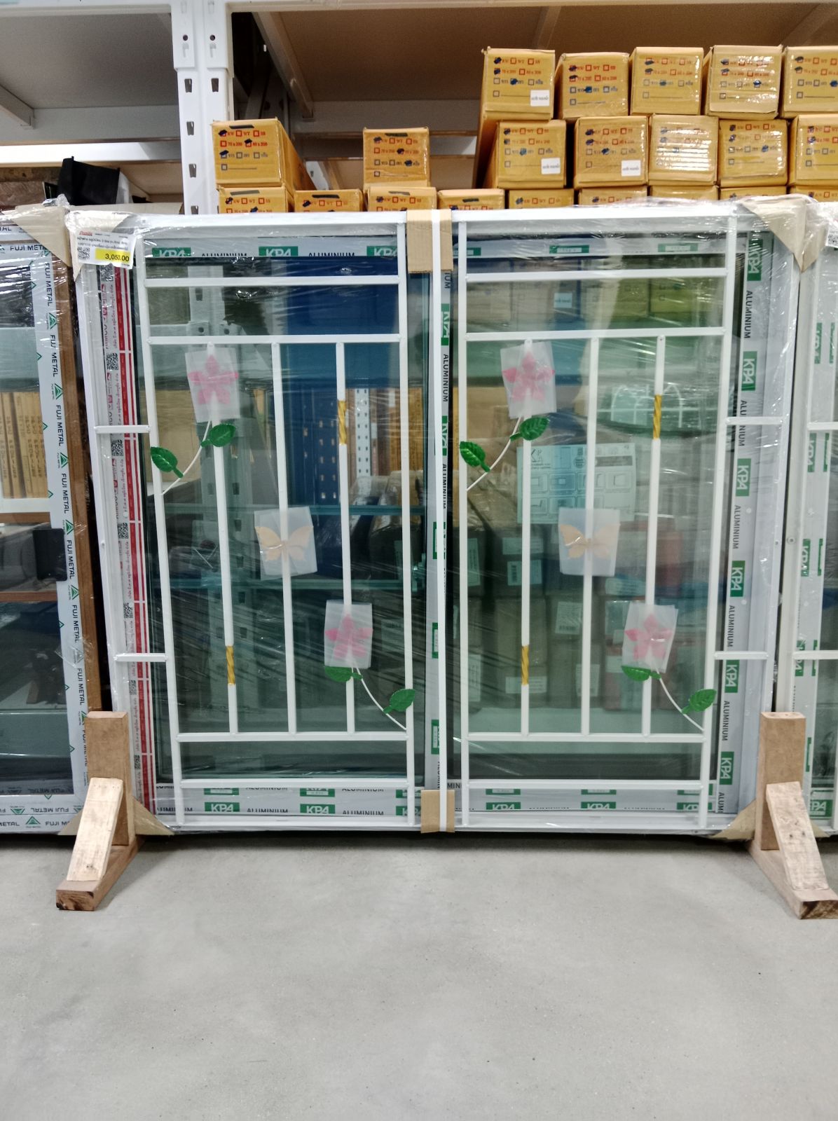 หน้าต่าง อลูมิเนียม 2 ช่อง (ก.ภัทร)  สีขาว 120*110 บานเลื่อน+มุ้ง+เหล็กดัดดอกไม้แดง