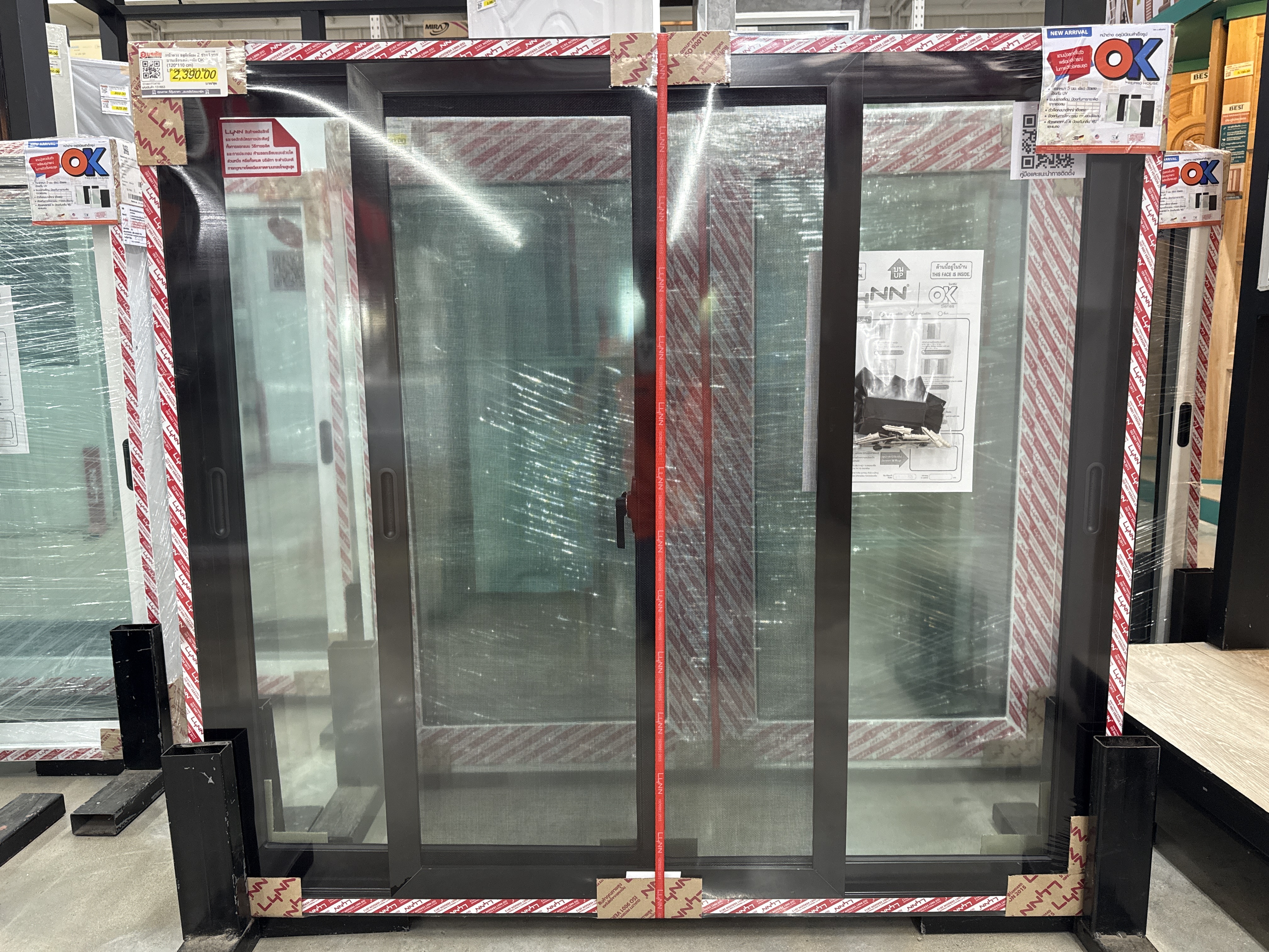 หน้าต่าง อลูมิเนียม 2 ช่อง Lynn บานเลื่อนสลับ+มุ้ง OK (120*110 cm) LP-OK-W03-BL1 สีดำ