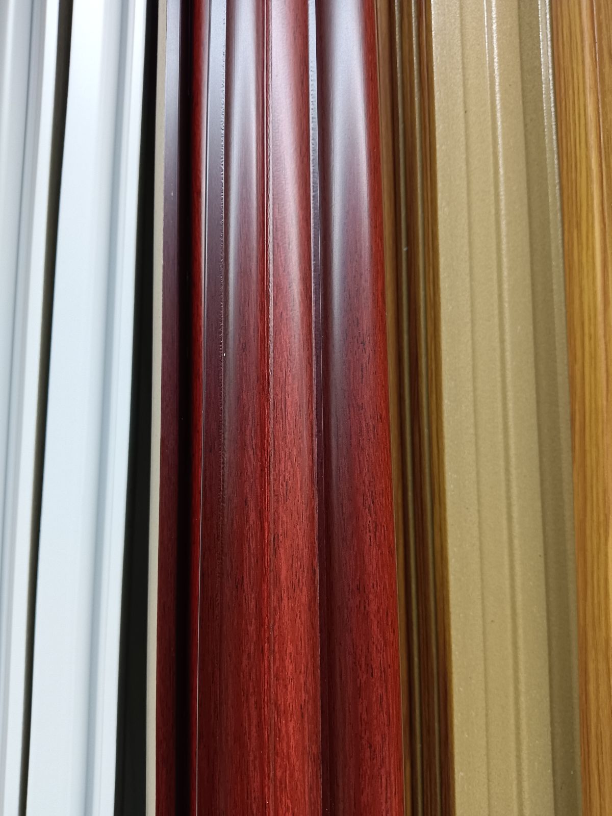 ไม้บัวบนสามเหลี่ยม PH Wood สีไม้แดง PH309-4