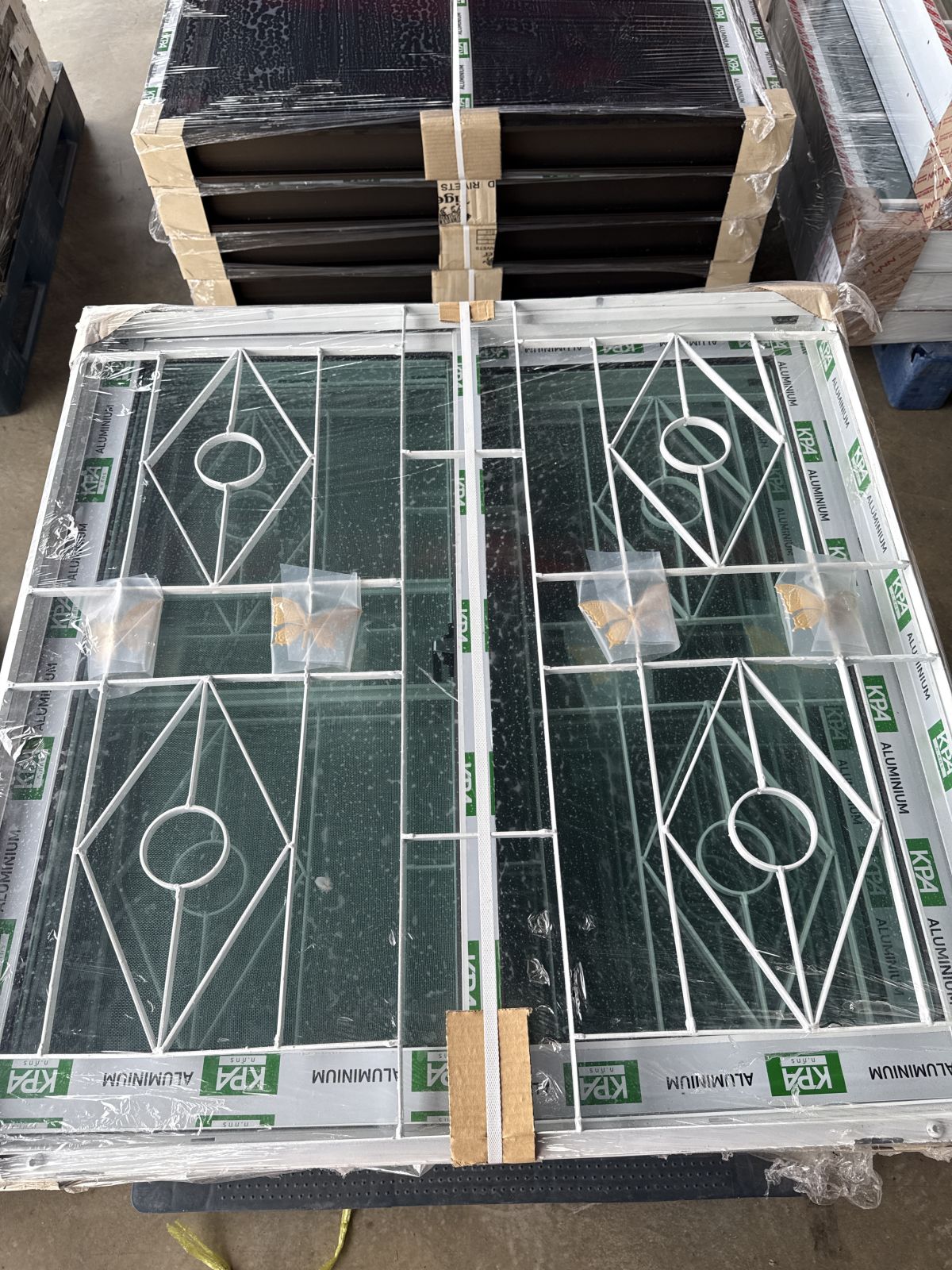 หน้าต่าง อลูมิเนียมขอบเล็ก 2 ช่อง (ก.ภัทร) รุ่น ECO สีขาว 100*100 บานเลื่อน+เหล็กดัดผีเสื้อ+มุ้ง