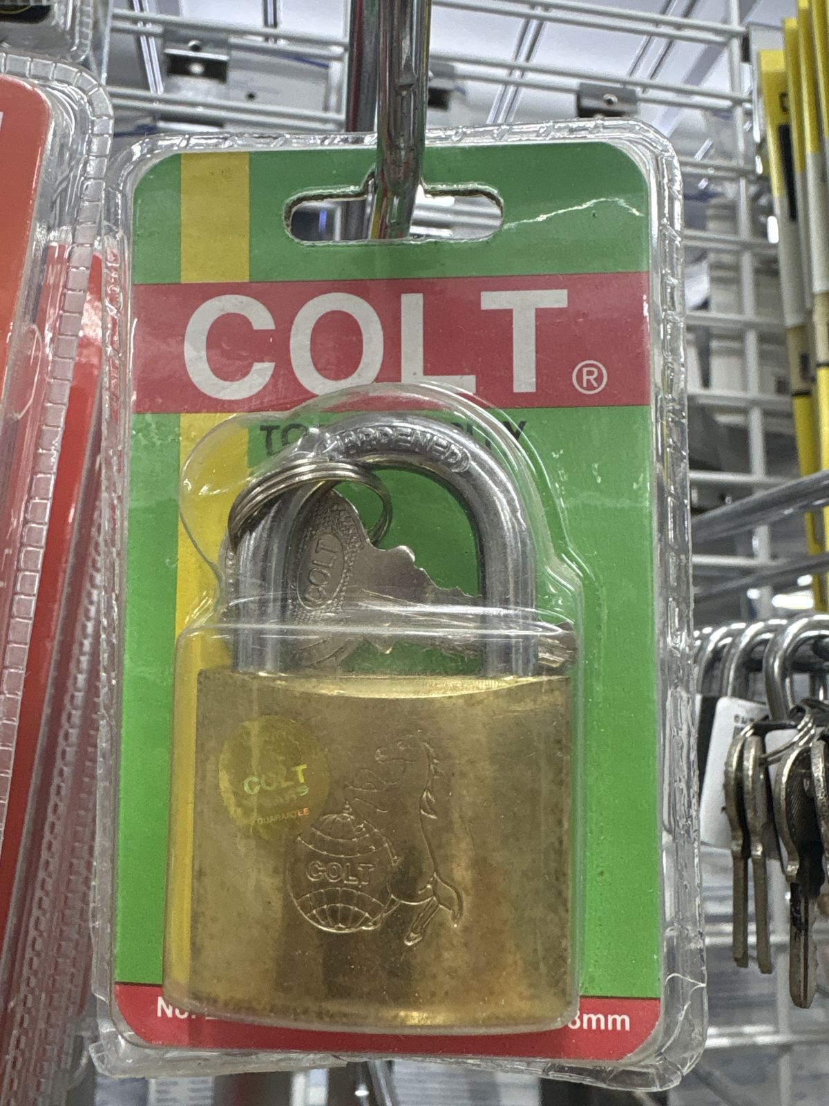 กุญแจคล้อง COLT 38 มม. รุ่นแผง คอสั้น สีทองเหลือง #164B