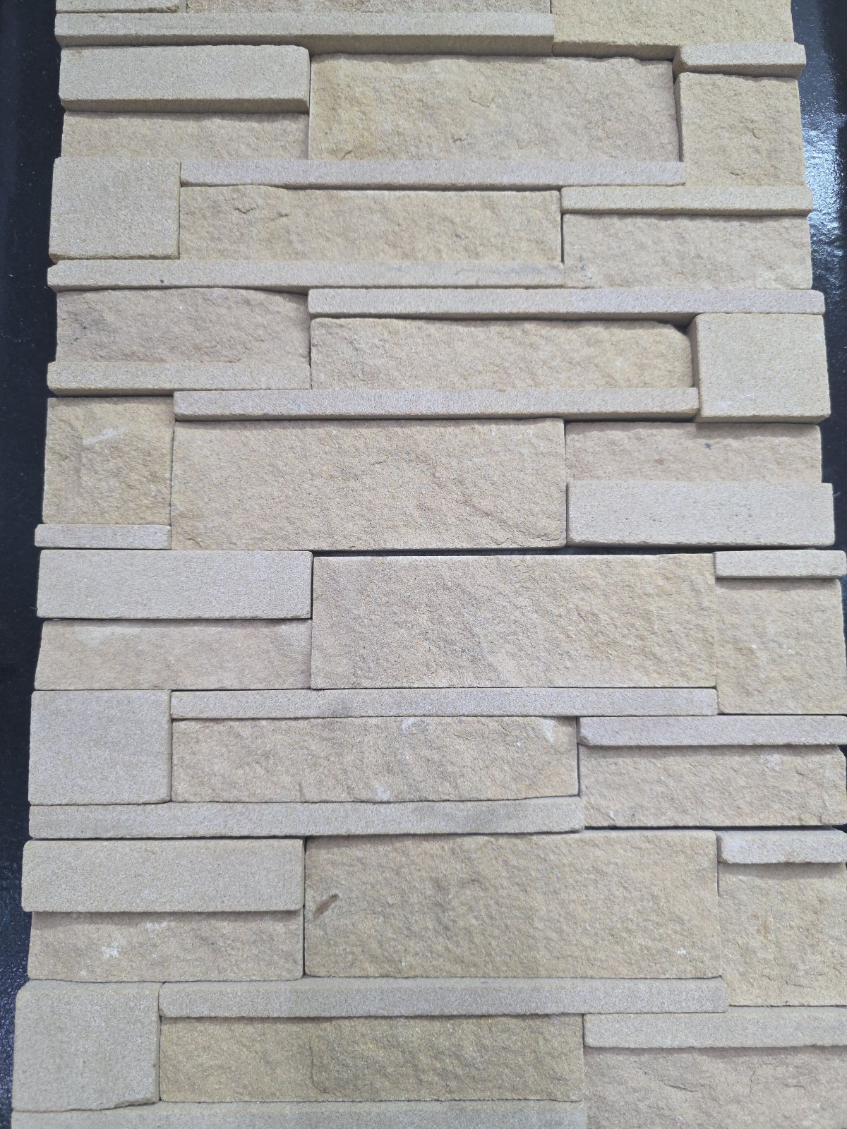 หินทรายจิ๊กซอว์ หน้าเรียบสลับกระแทก 7 ชิ้น สีเหลืองทอง (7 มัด 1 ตรม.)