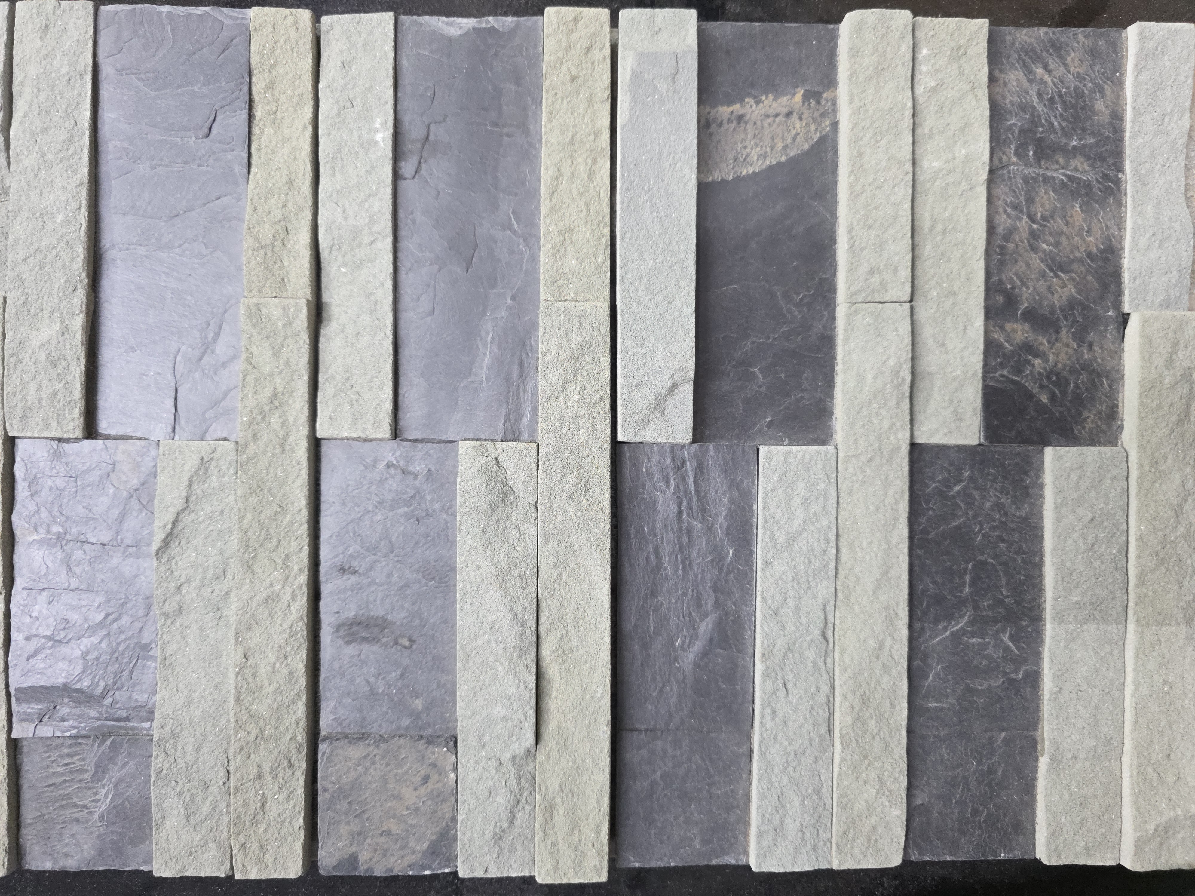 หินทรายจิ๊กซอว์  7 ชิ้น สีเขียวผสมกาบดำ (7 มัด 1 ตรม.)