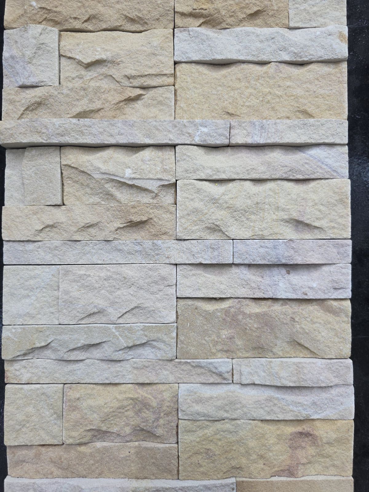 หินกาบจิ๊กซอว์ 7 ชิ้น สีเหลืองลาย (7 มัด 1 ตรม.)