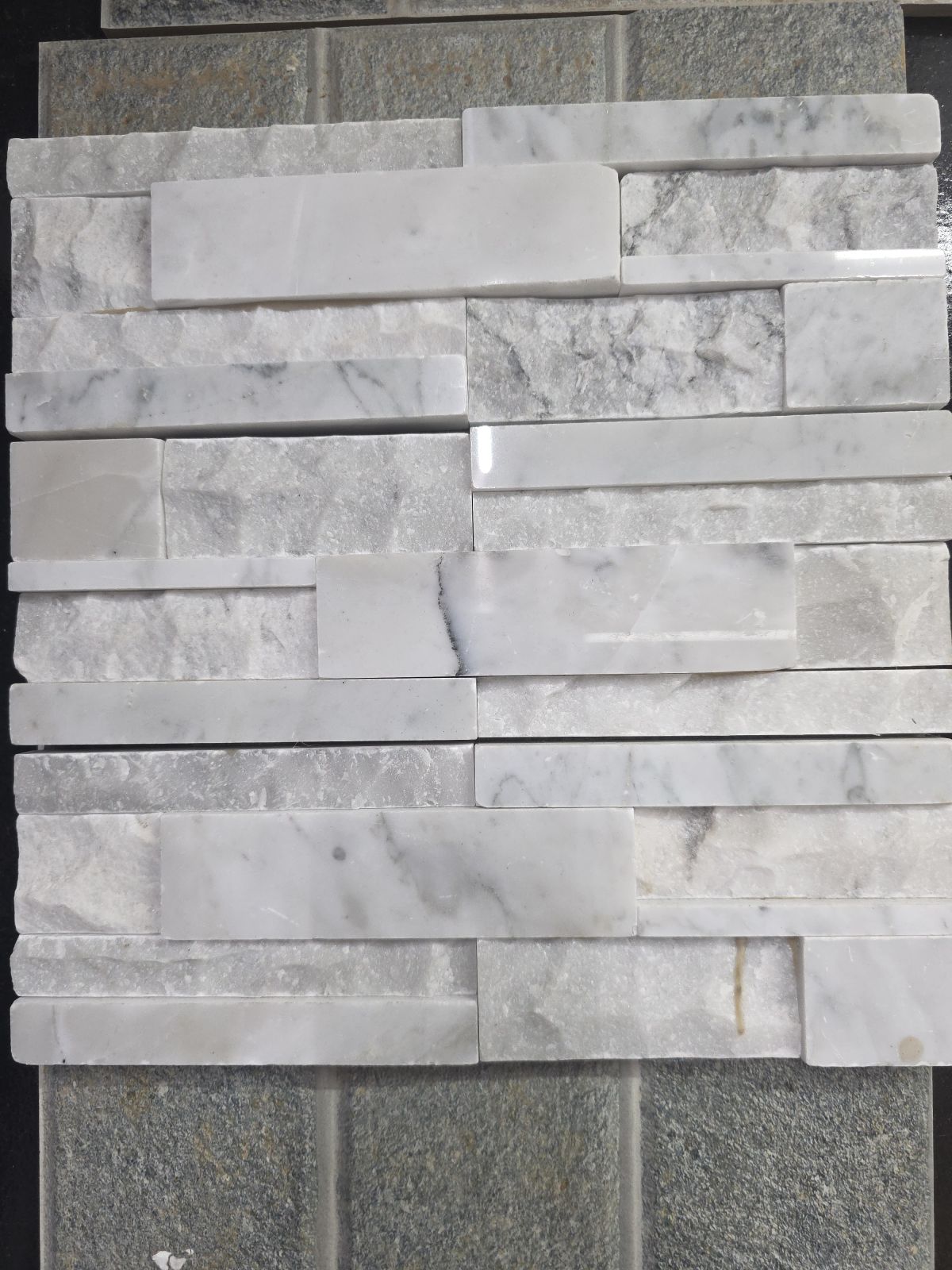 หินอ่อนจิ๊กซอว์ 7 ชิ้น หน้าเรียบสลับกระแทก (12 มัด 1 ตรม.)