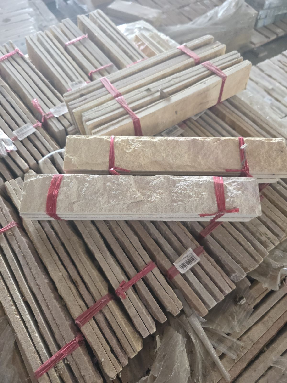 หินทรายสีเหลืองลาย ขนาด 5*30 ซม.(14มัด/1ตรม.)