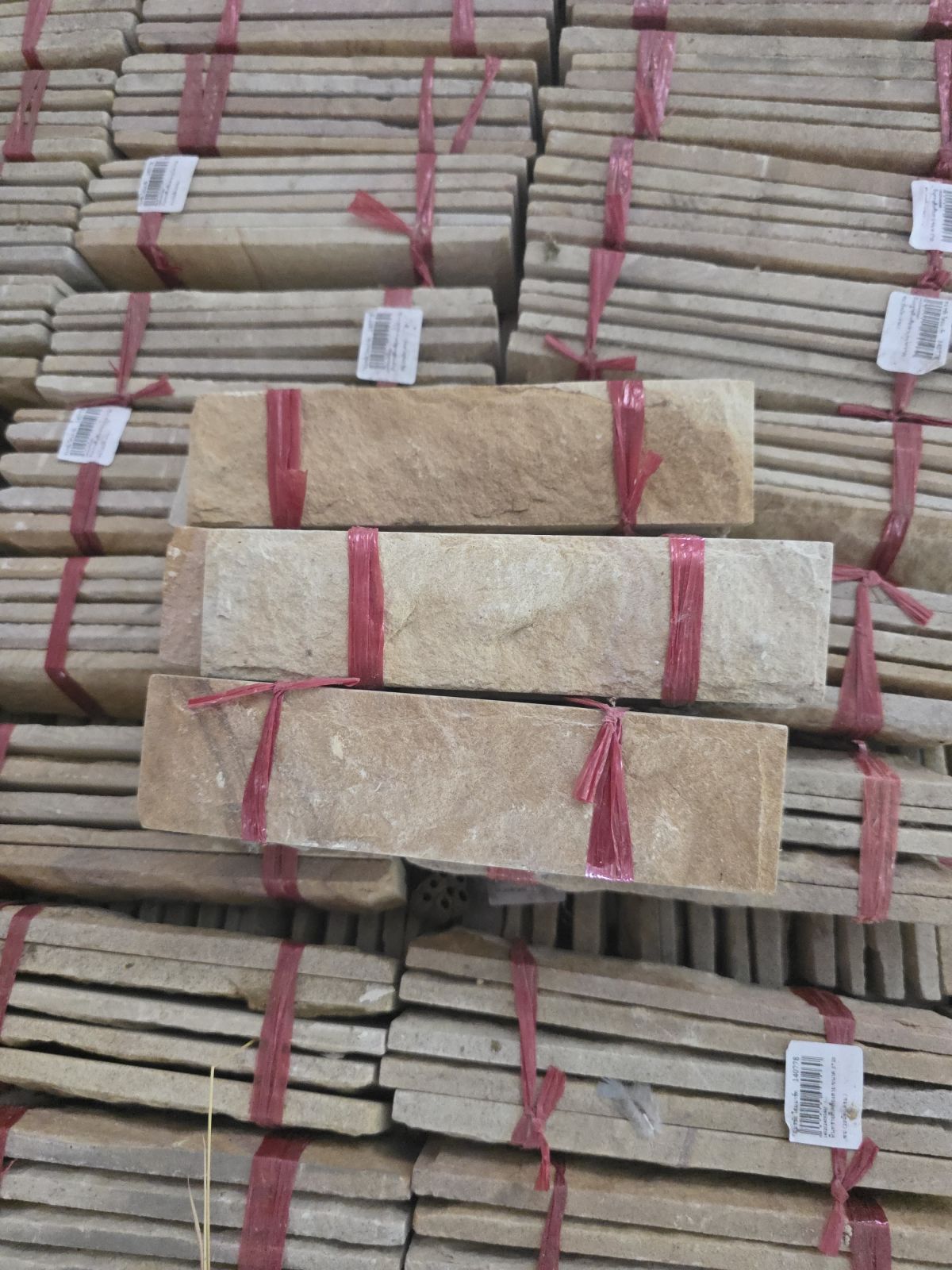 หินทรายสีเหลืองลาย ขนาด 5*20 ซม.(20มัด/1ตรม.)