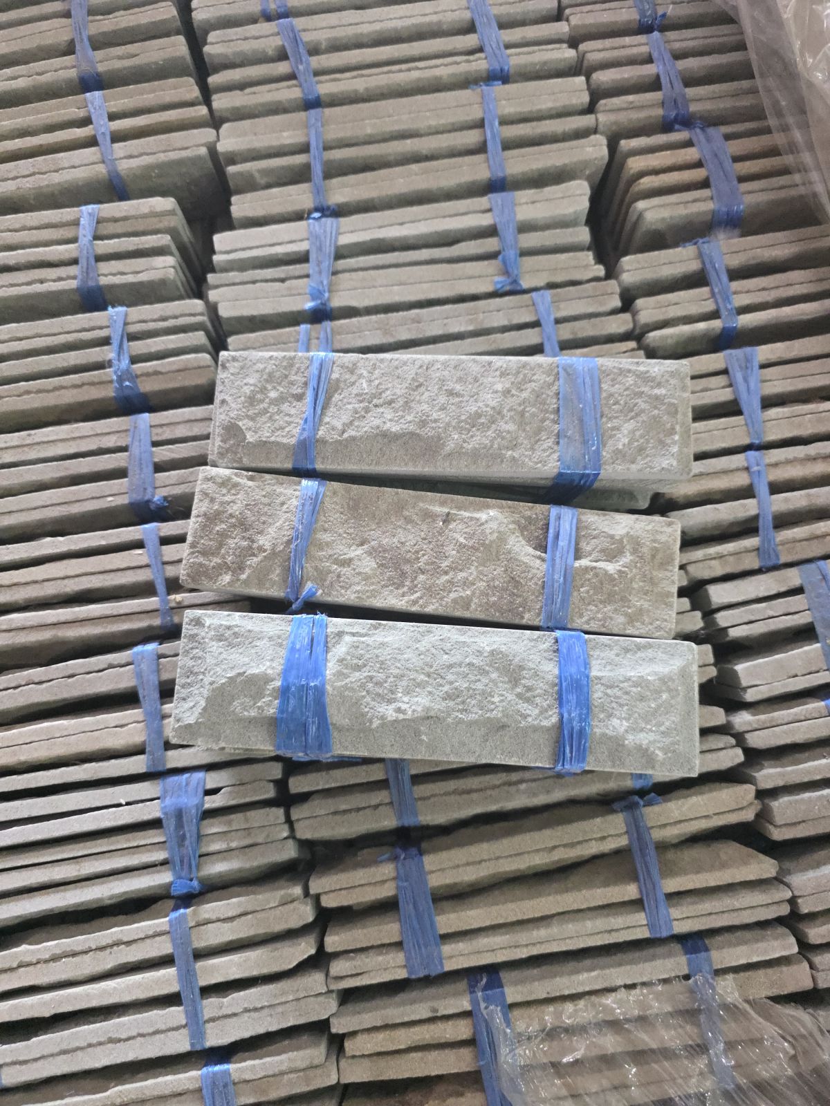 หินทรายสีเขียว ขนาด 5*20 ซม.(20มัด/1ตรม.)