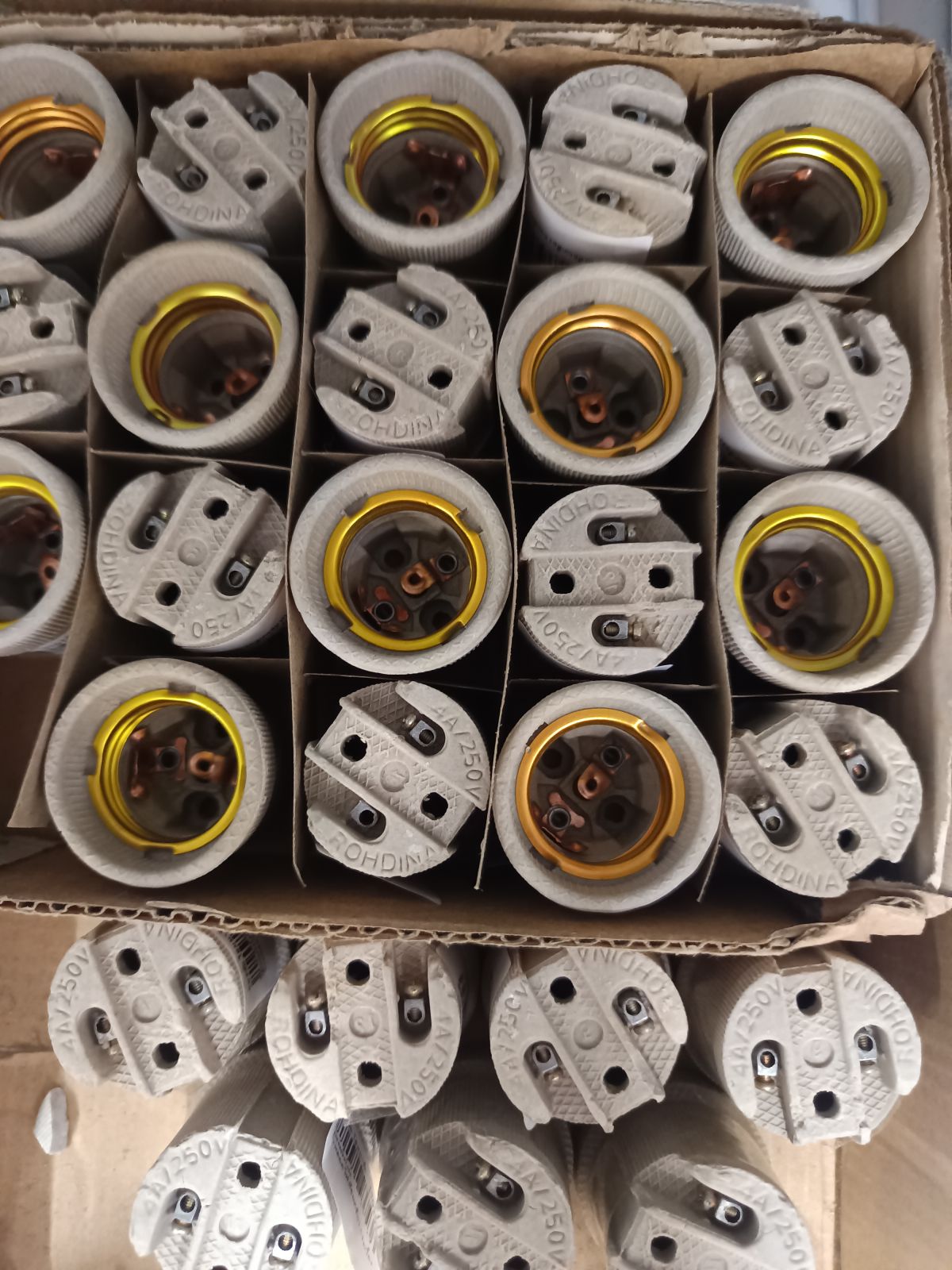 ขั้วหลอดไฟห้อยเกลียว กระเบื้อง