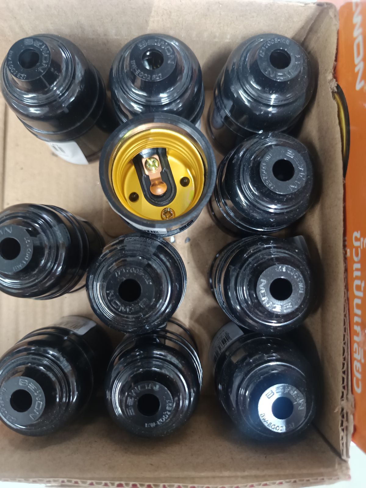 ขั้วห้อยเกลียว E27 สีดำ BEWON BW-E002B