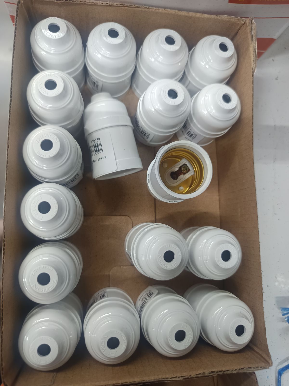 ขั้วห้อยเกลียว E27 สีขาว BEWON BW-E002W