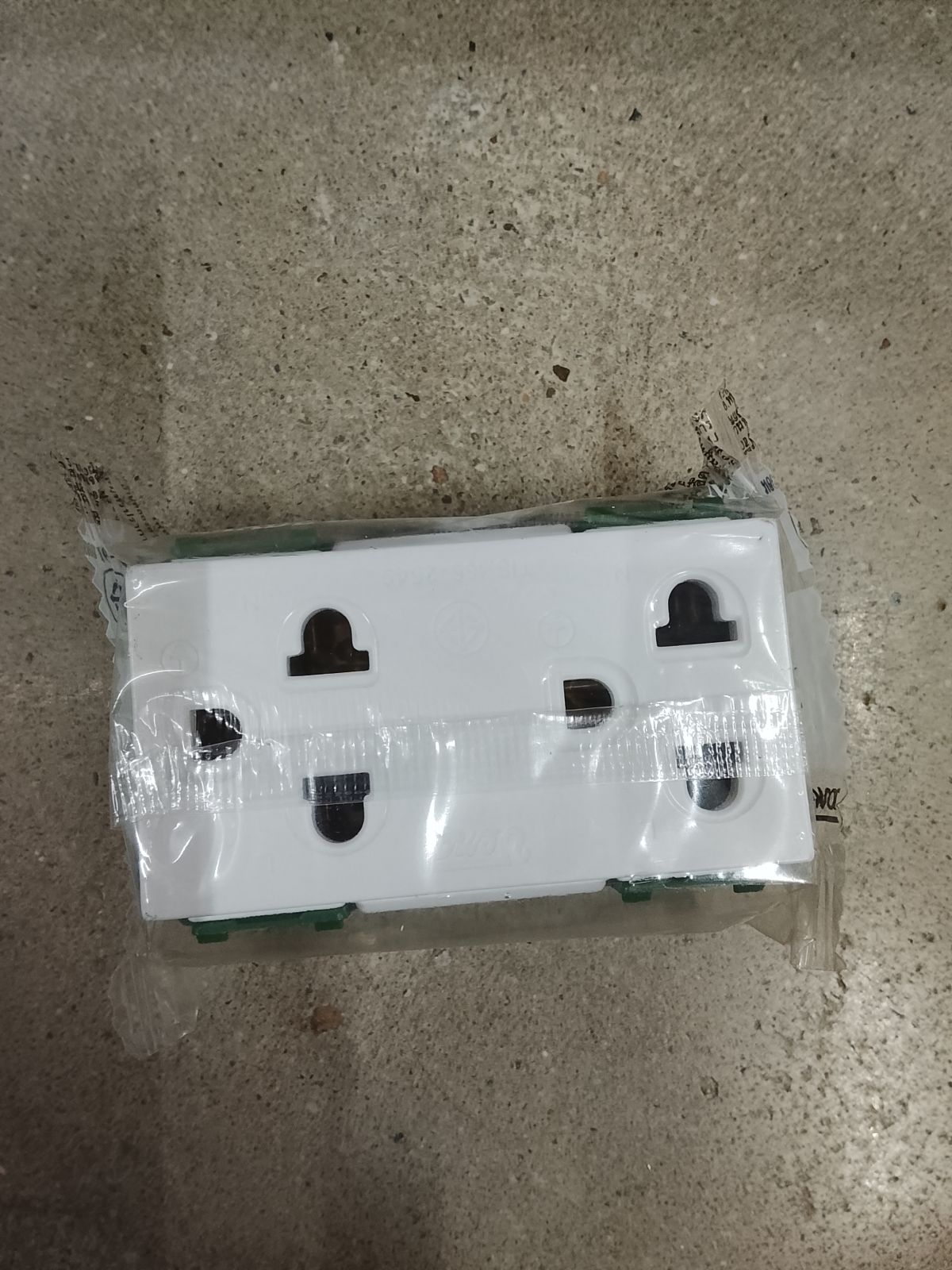 ปลั๊กกราวด์คู่ เมจิกเก่า VENA V251-MR1632/LR1672