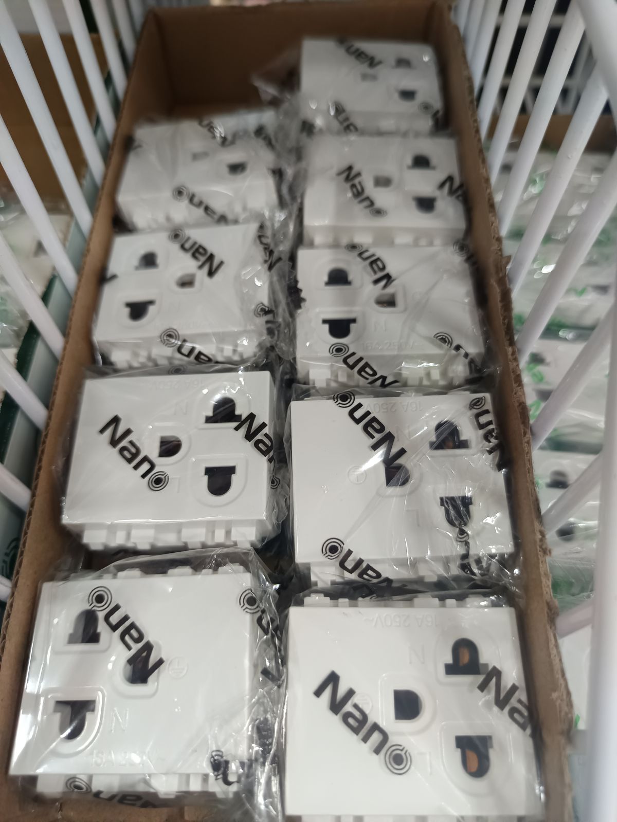 NN-P301 เต้ารับเดี่ยวมีกราวด์ Nano ขนาด 2 ช่อง สีขาว