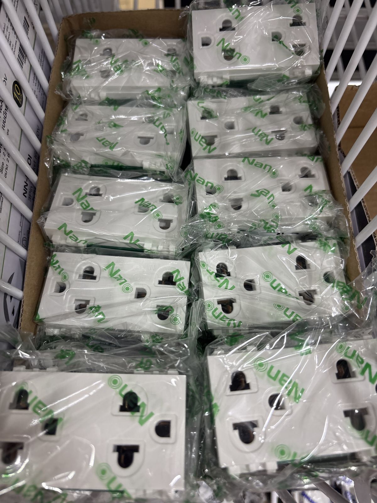 NN-P601 เต้ารับคู่มีกราวด์ Nano ขนาด 3 ช่อง สีขาว