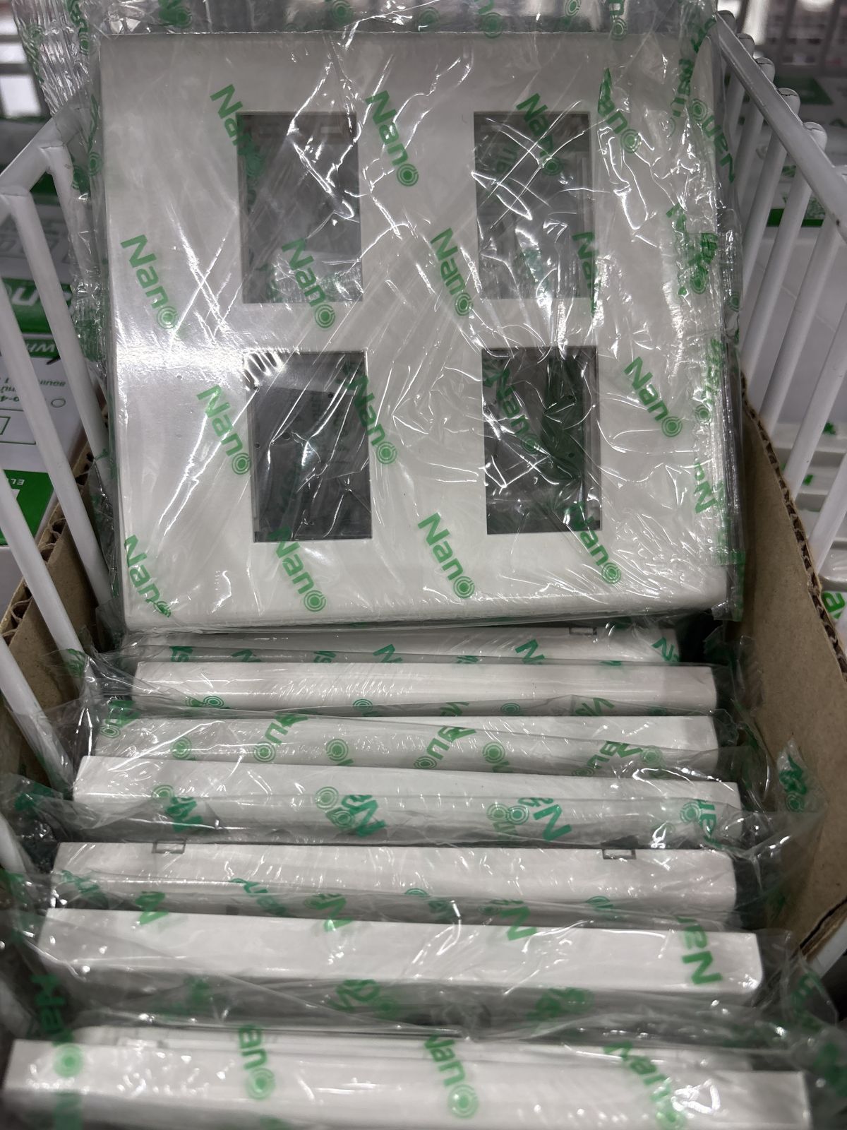 NANO-400-4 หน้ากาก Nano 4 ช่อง สีขาว