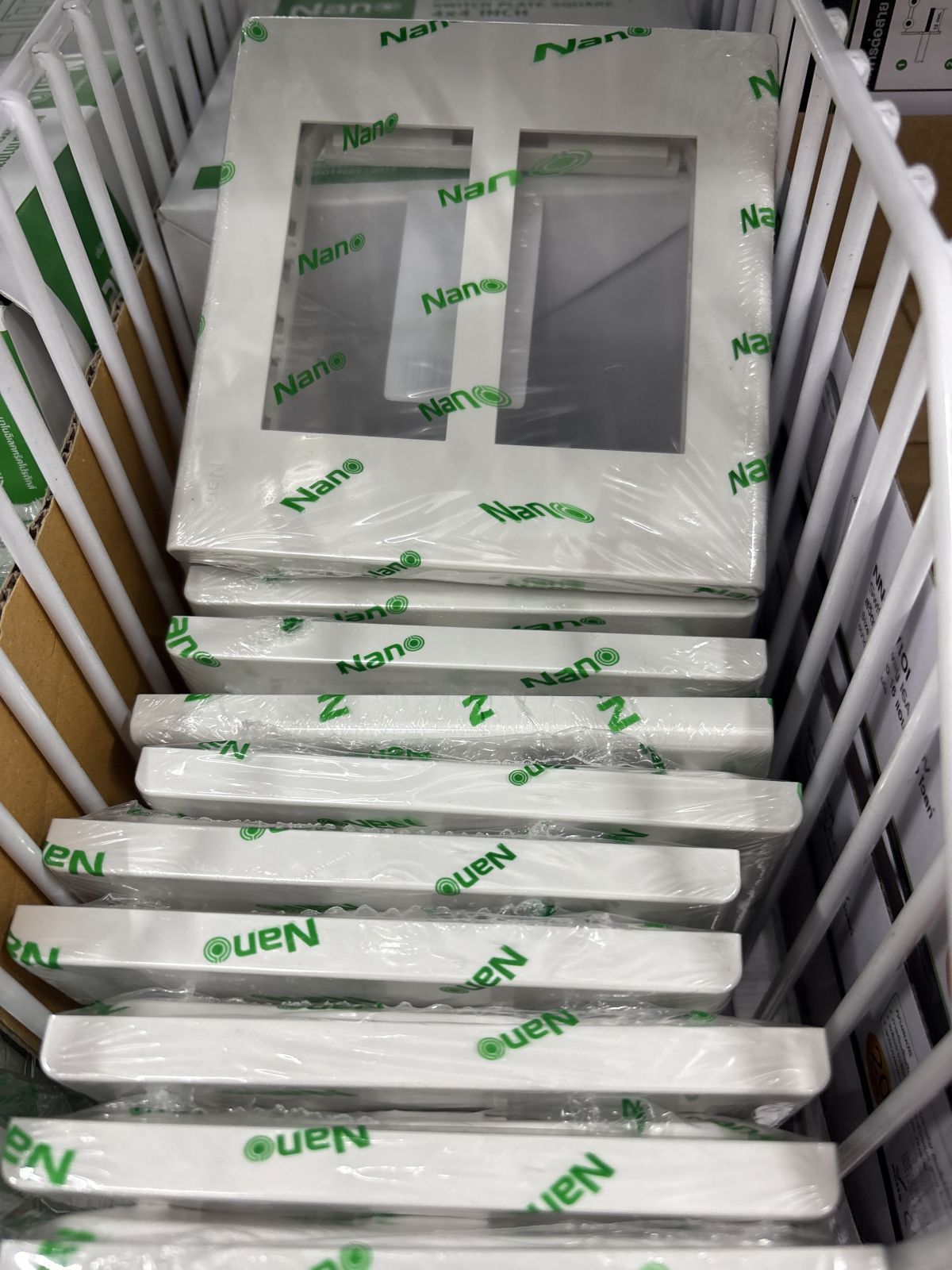 NANO-400-6 หน้ากาก Nano 6 ช่อง สีขาว