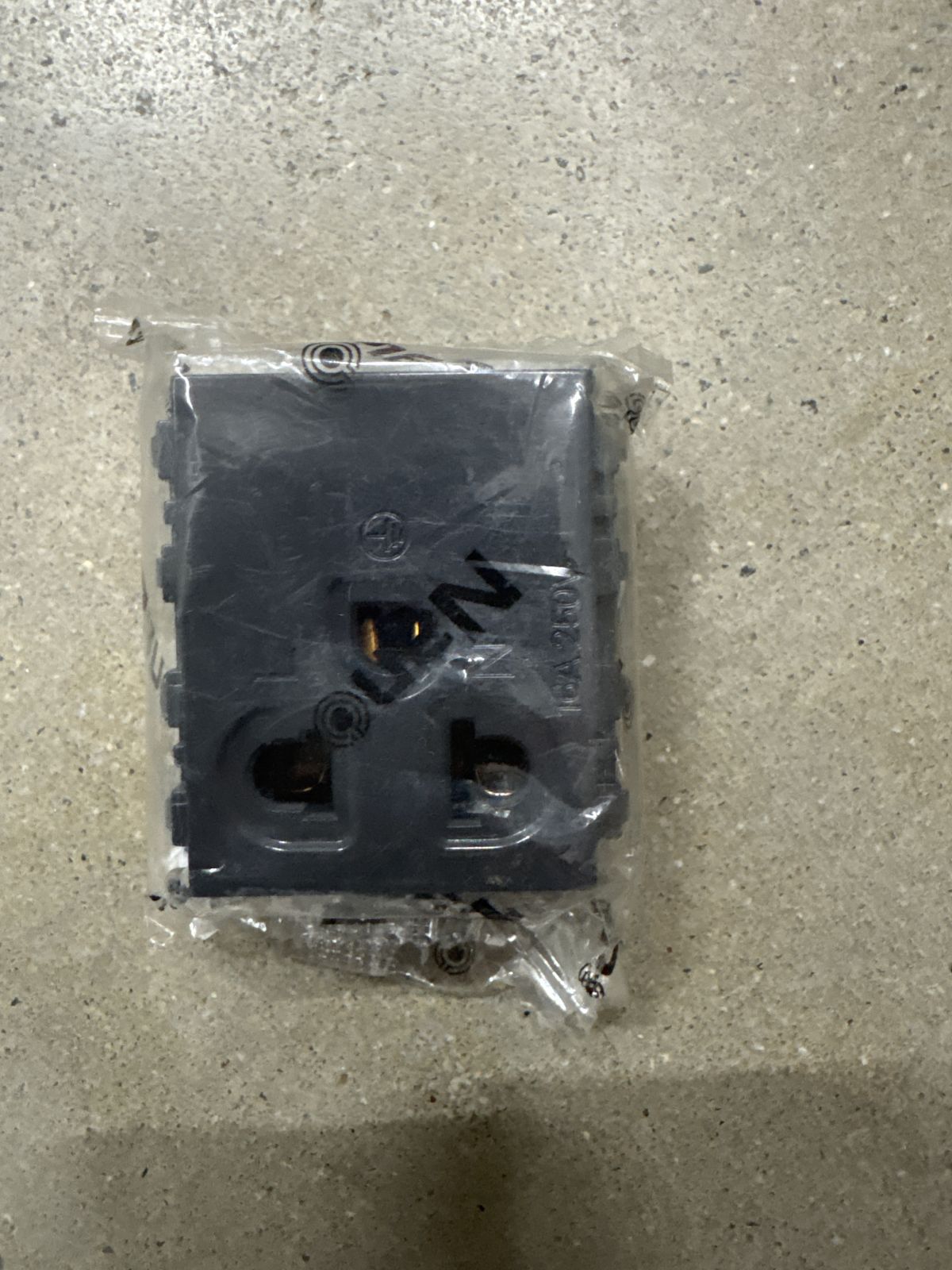 NN-P301B เต้ารับเดี่ยวมีกราวน์ Nano ขนาด 2 ช่อง สีดำ