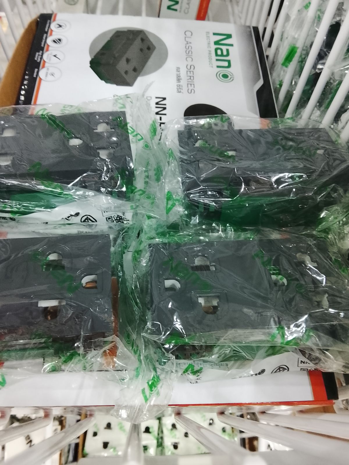 NN-P601B เต้ารับคู่มีกราวน์ 16A 250V Nano ขนาด 3 ช่อง สีดำ