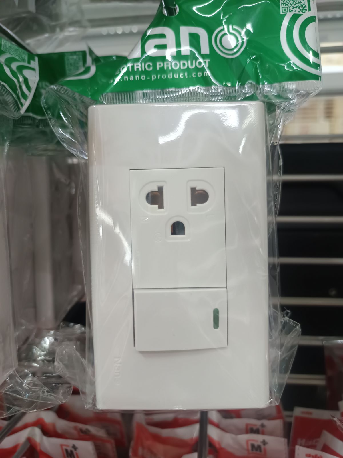 CS15-BW สวิตช์ 1 ช่อง 1 เต้ารับ 3 ขา 2*4 นิ้ว สีขาว NANO