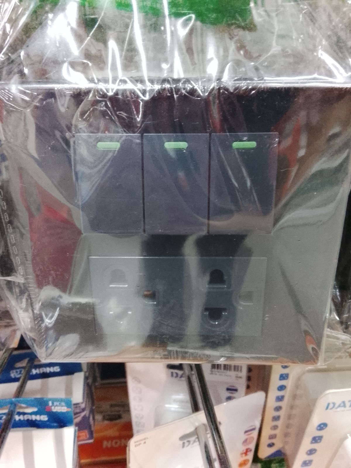 CS11155-BB สวิตช์ 3 ช่อง 2 เต้ารับ 3 ขา 4*4 นิ้ว สีดำ NANO