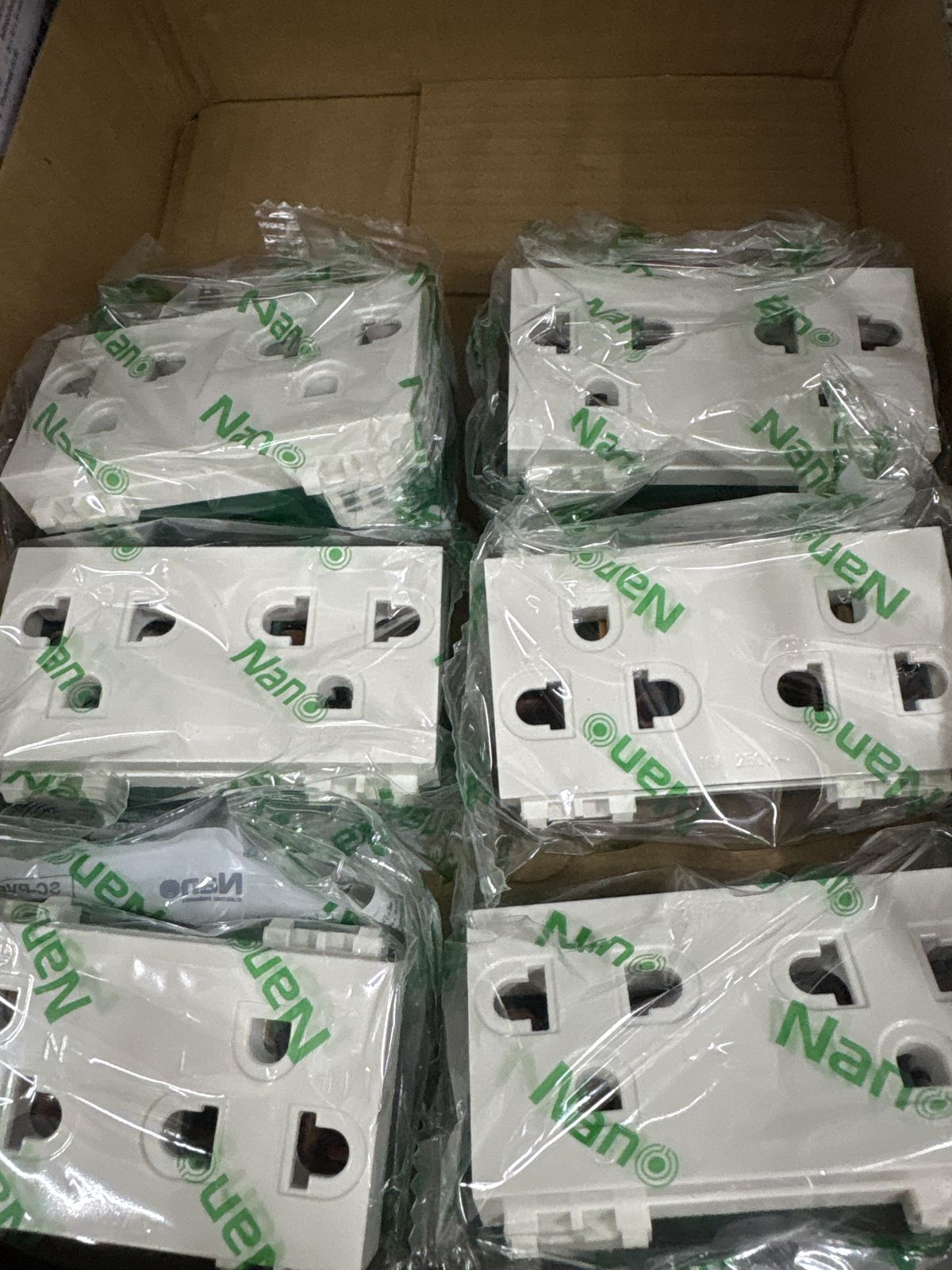 SC-PV601 เต้ารับคู่มีกราวน์ แนวตั้ง 16A 250V สีขาว NANO