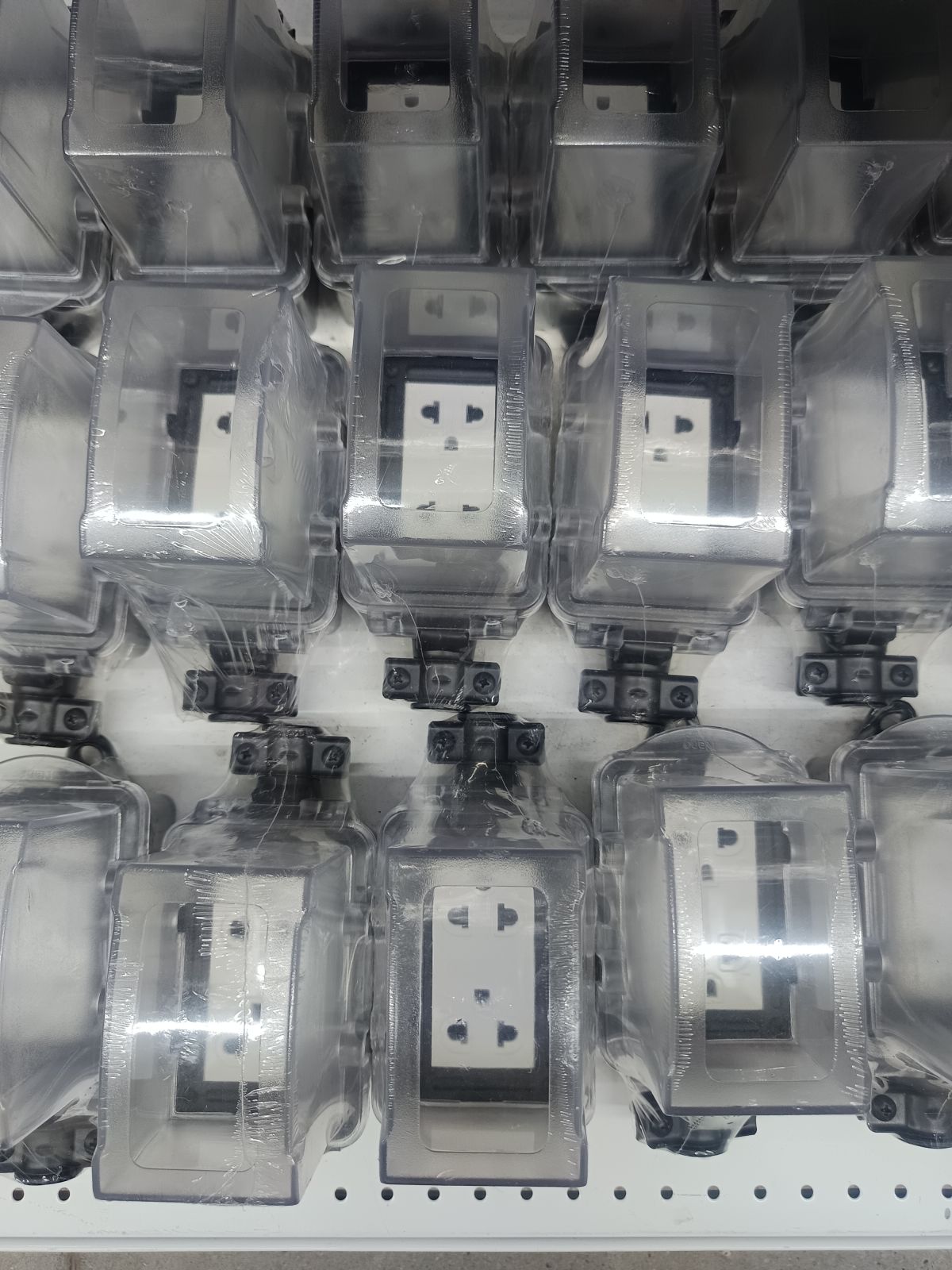 RBNS2-NM-CC บล็อคยาง 2*4 พร้อมปลั๊กกราวด์คู่  + ฝา PC กันน้ำ  NANO