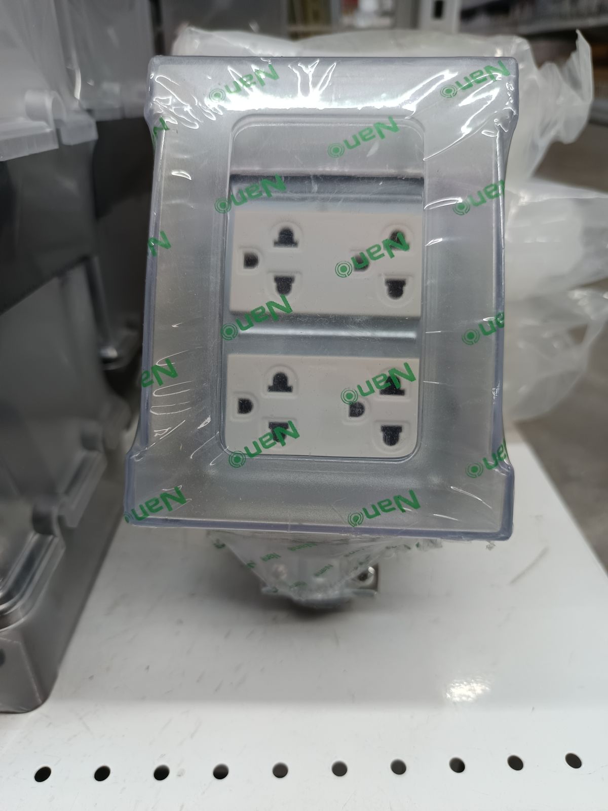 RBNS4-NM-CC บล็อคยาง 4*4 พร้อมปลั๊กกราวด์คู่  + ฝา PC กันน้ำ  NANO