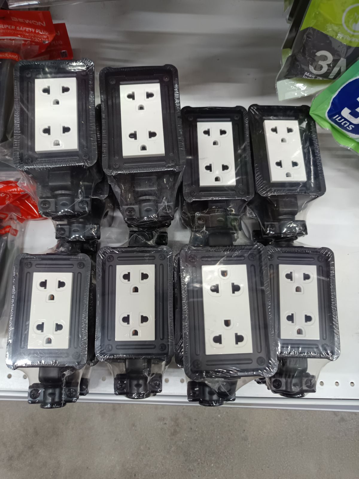 RBNS2-NM บล็อคยาง 2*4 พร้อมปลั๊กกราวด์คู่ NANO