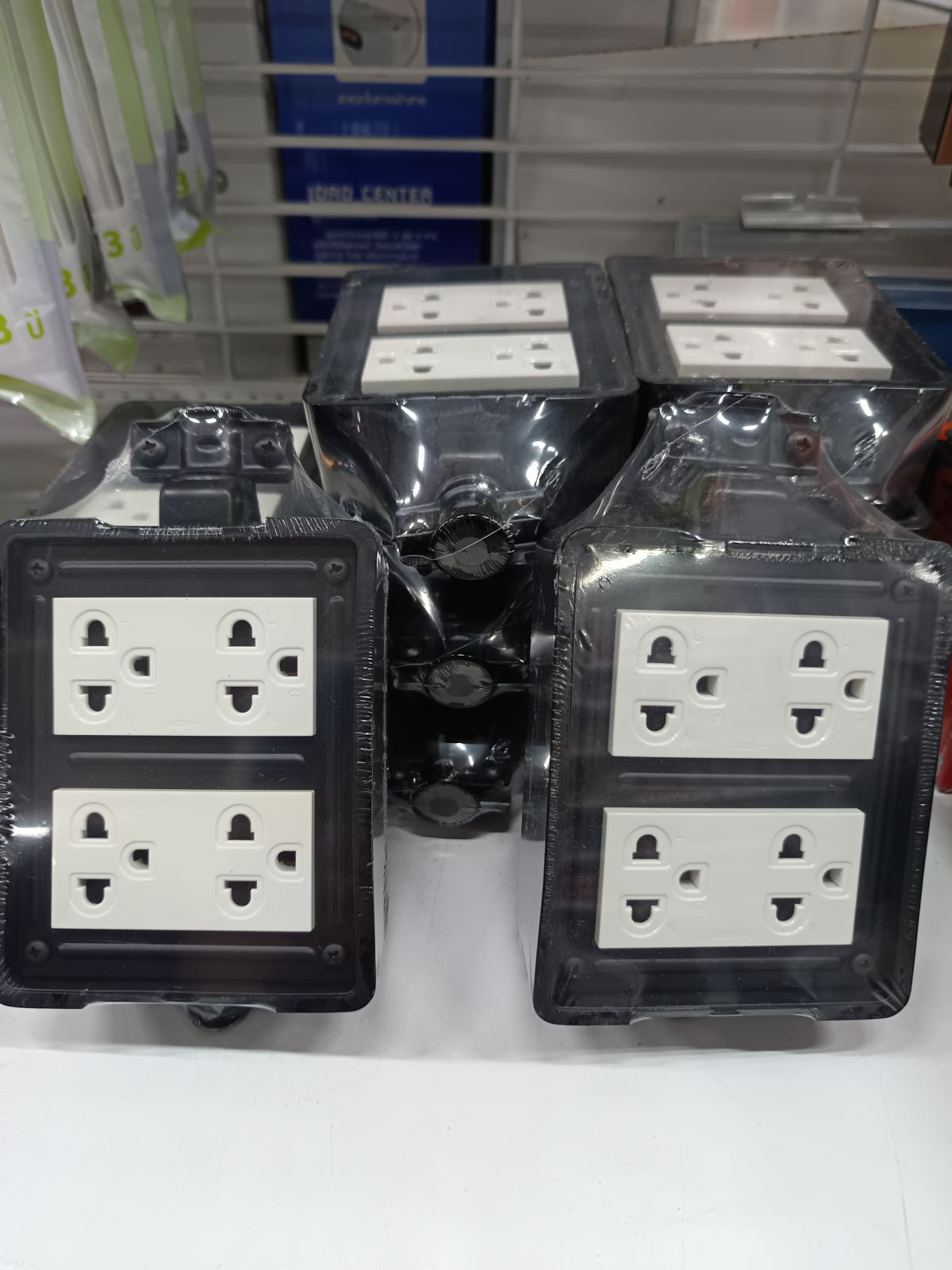 RBNS4-NMบล็อคยาง 4*4 พร้อมปลั๊กกราวด์คู่  NANO