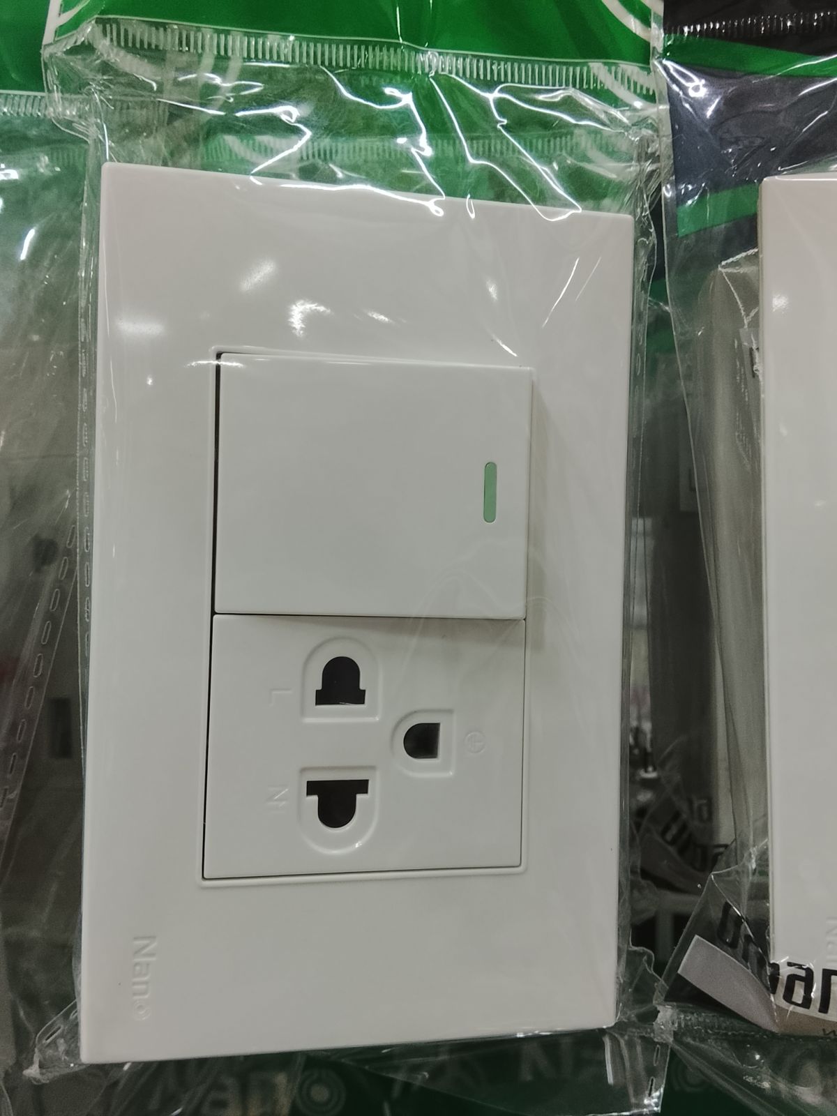 CP15-W เต้ารับเดี่ยวกราวน์ 3 ขา  สวิทซ์ 1 ช่อง/สีขาว Nano