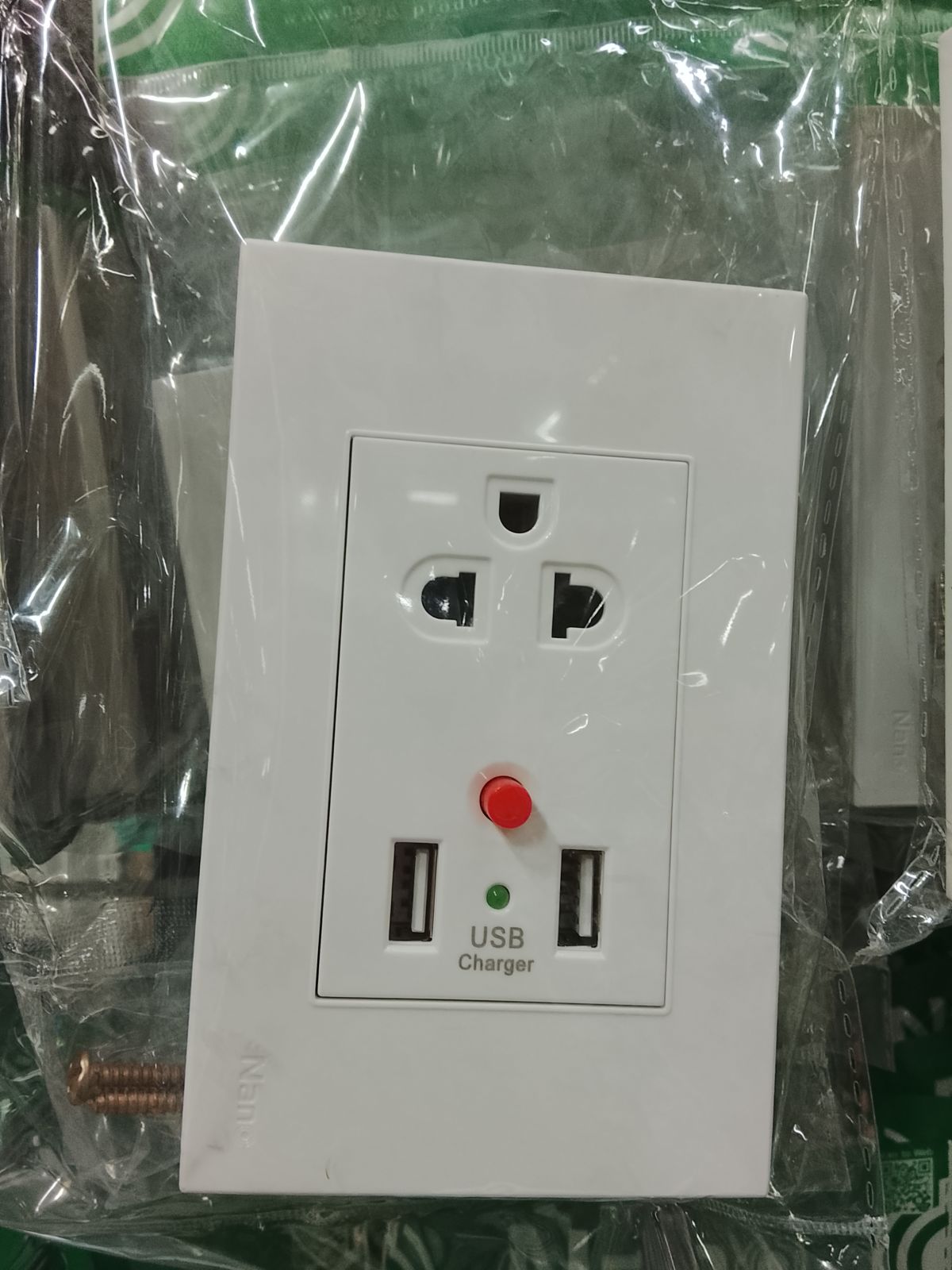 CP05U-W เต้ารับเดี่ยวมีกราวน์ 3 ขา + ช่อง USB 1 ช่อง/สีขาว Nano