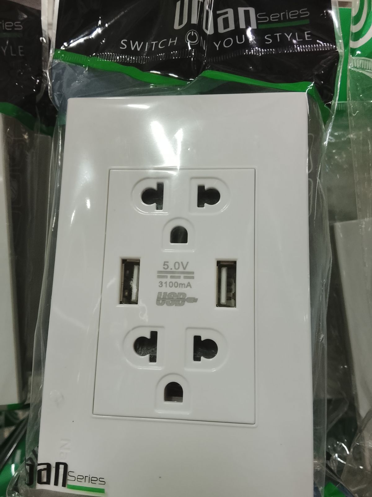 CP55U-W เต้ารับคู่มีกราวน์ 3 ขา 2 ช่อง + ช่อง USB 2 ช่อง/สีขาว Nano